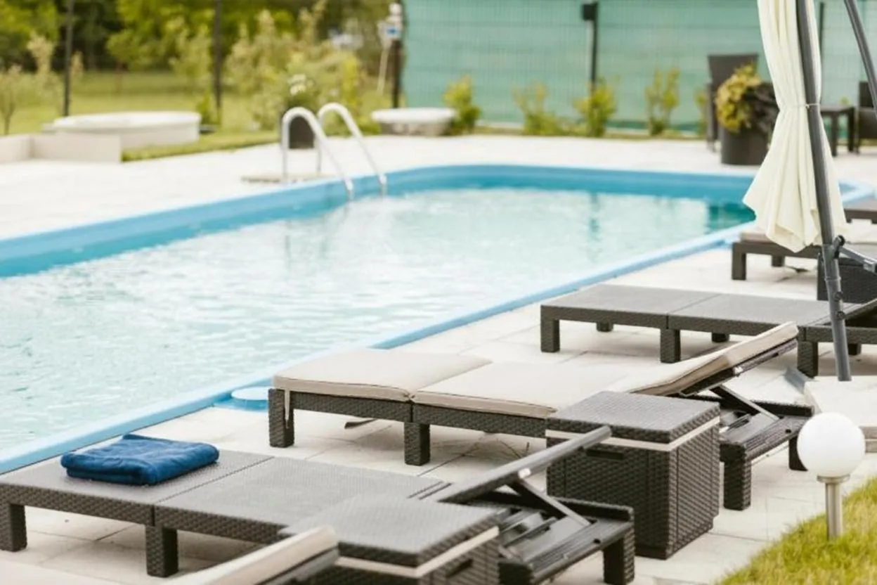 Swimming pool in Hanul Conitei