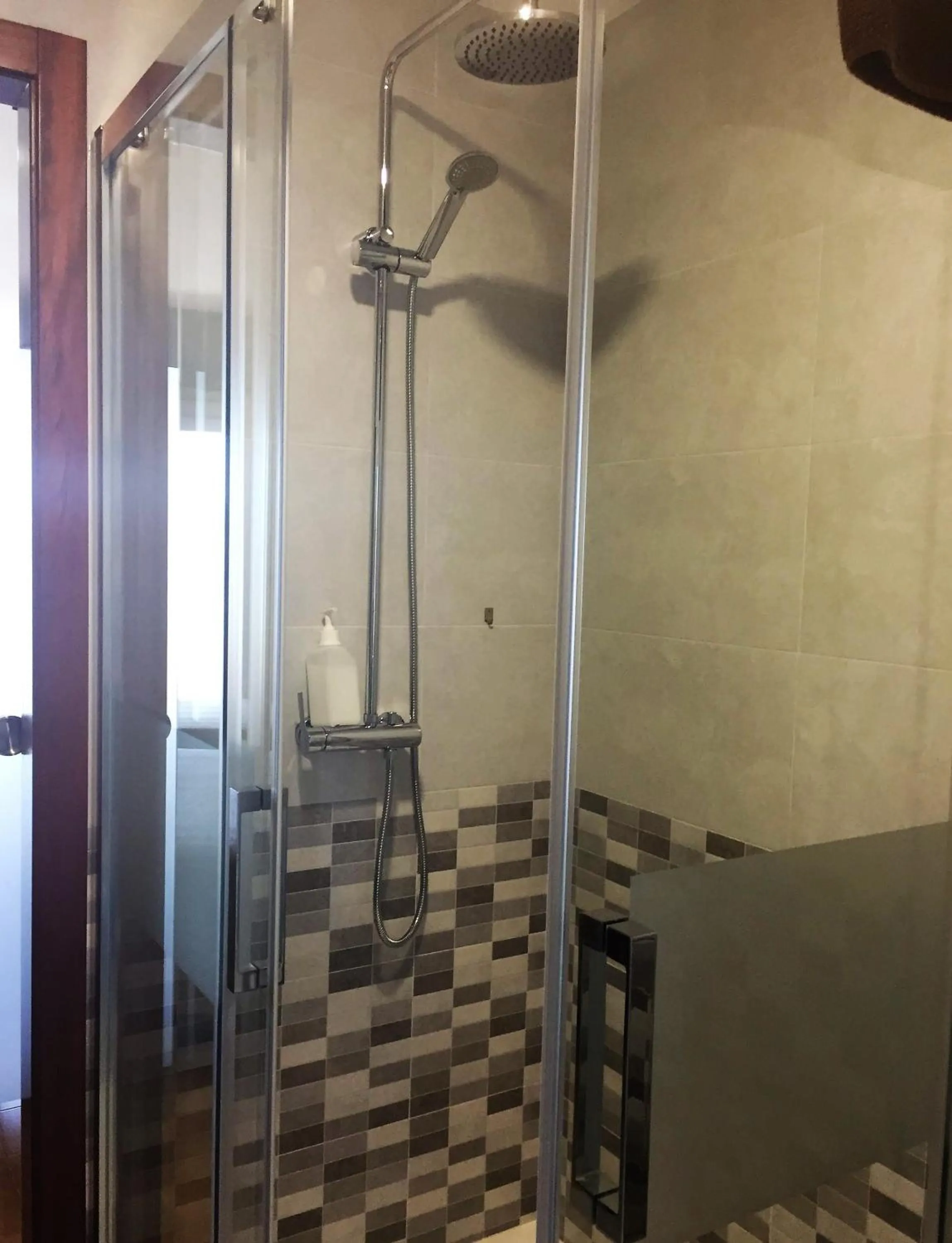Shower in Hotel Nuevo Cachalote