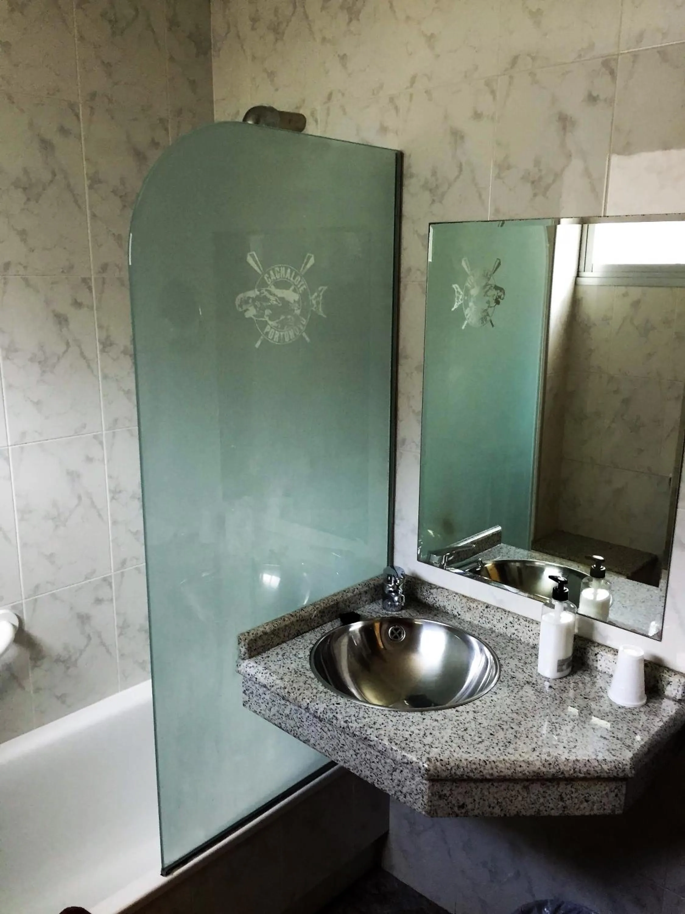 Shower in Hotel Nuevo Cachalote