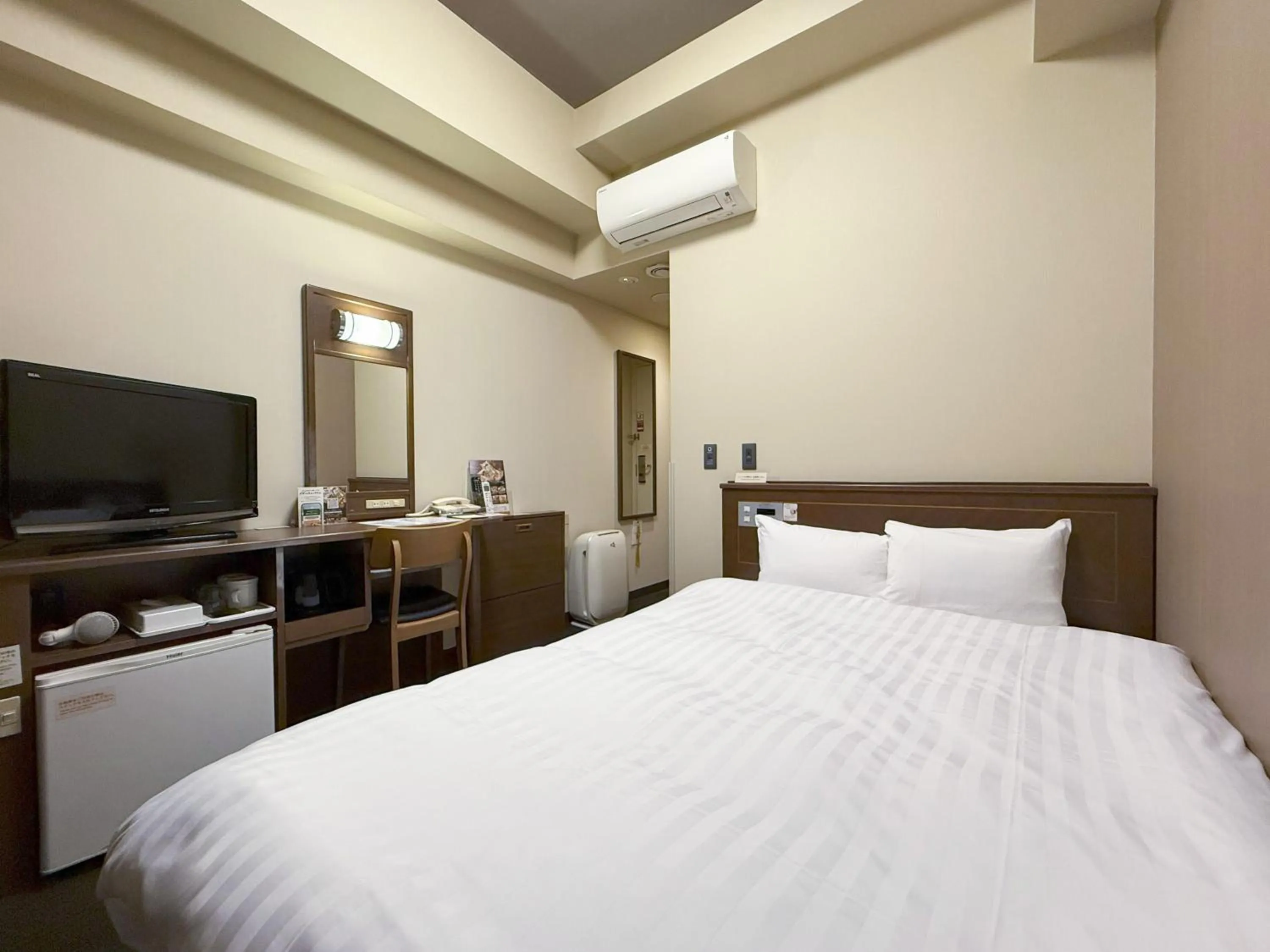 Photo of the whole room, Bed in Hotel Route-Inn Hakata Ekimae -Hakataguchi-