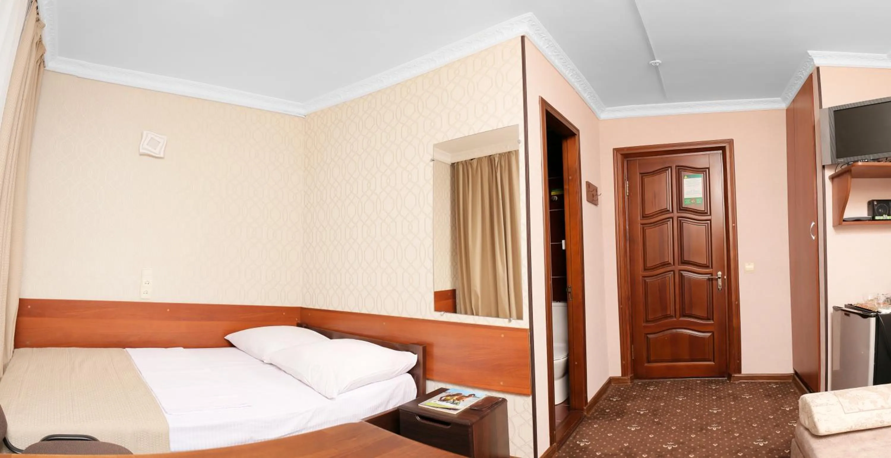 Photo of the whole room, Bed in Green City Hotel