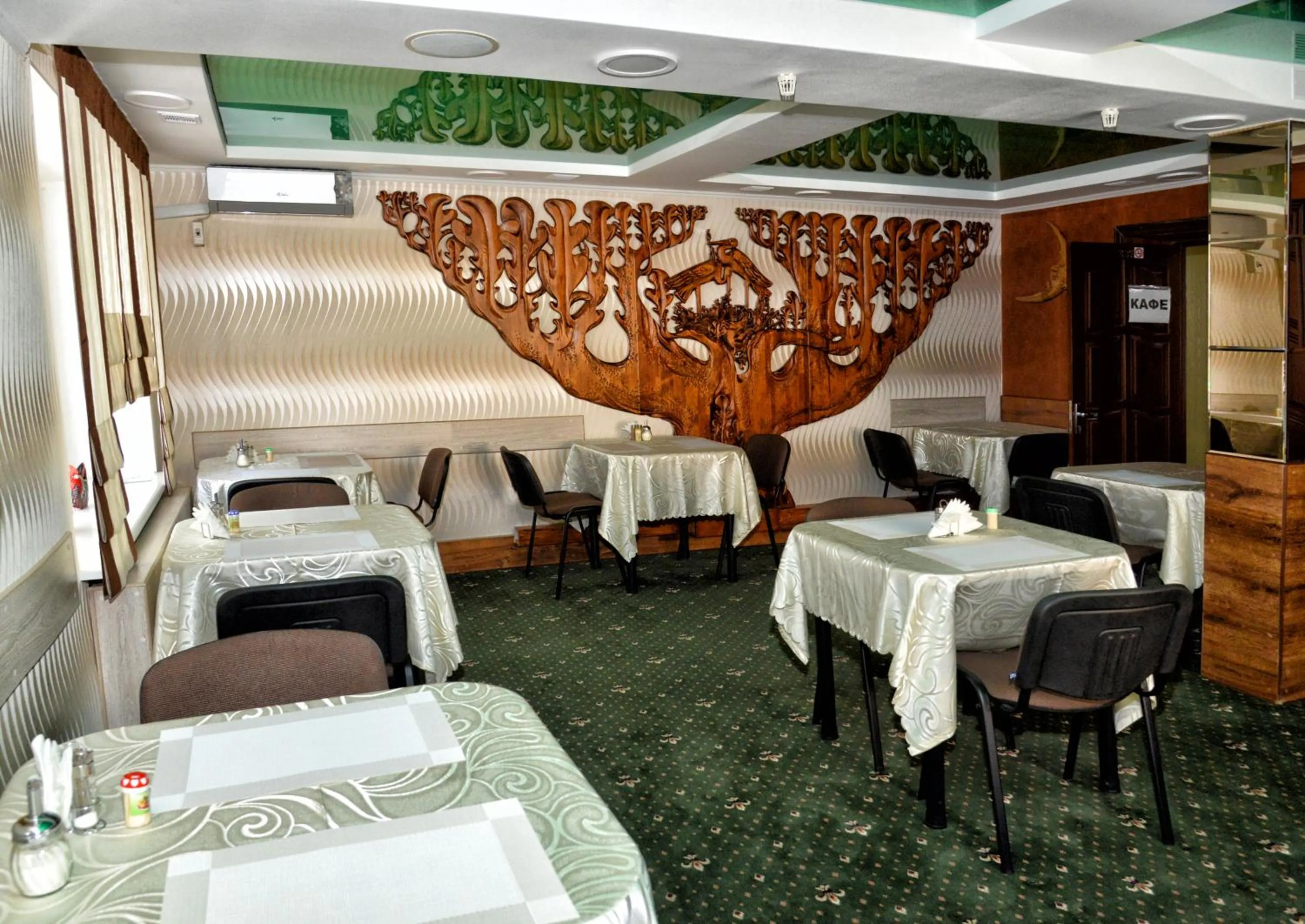 Restaurant/places to eat in Green City Hotel