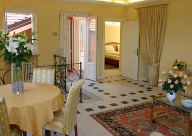 Living room, Bed in Hotel Villa Delle Palme