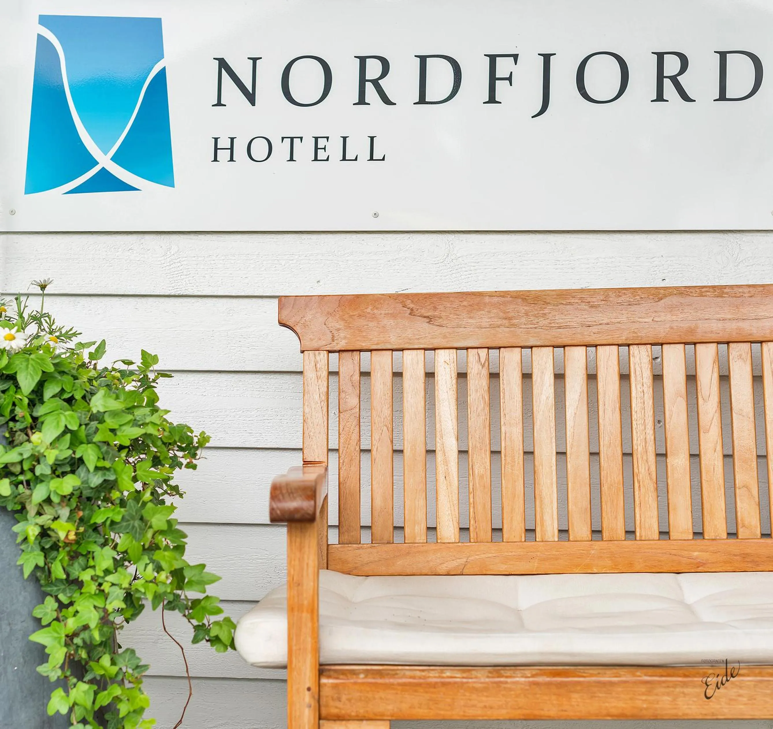 Logo/Certificate/Sign in Nordfjord Hotell