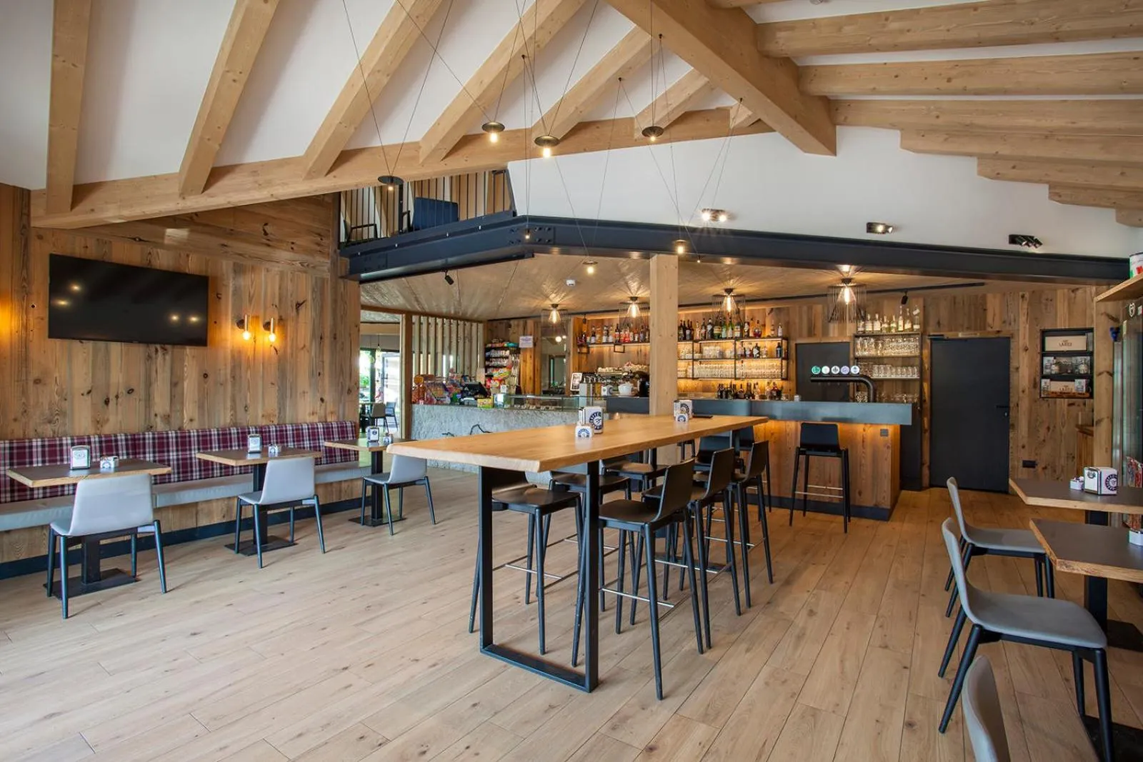 Restaurant/places to eat in Hotel Santoni