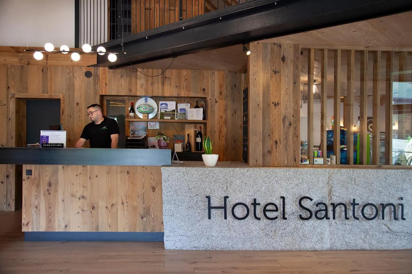 Restaurant/places to eat in Hotel Santoni