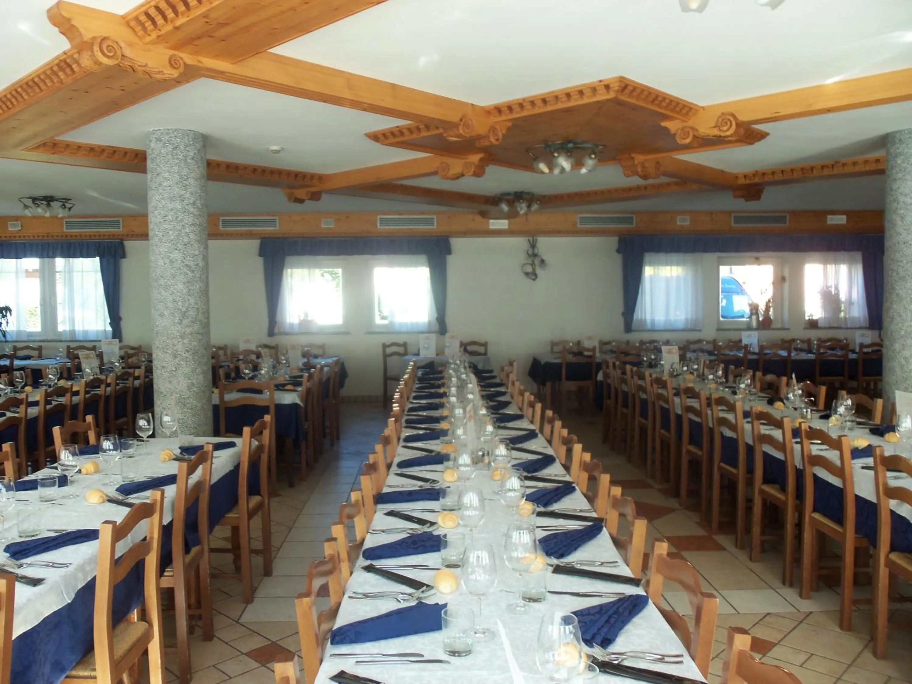 Restaurant/places to eat in Hotel Santoni