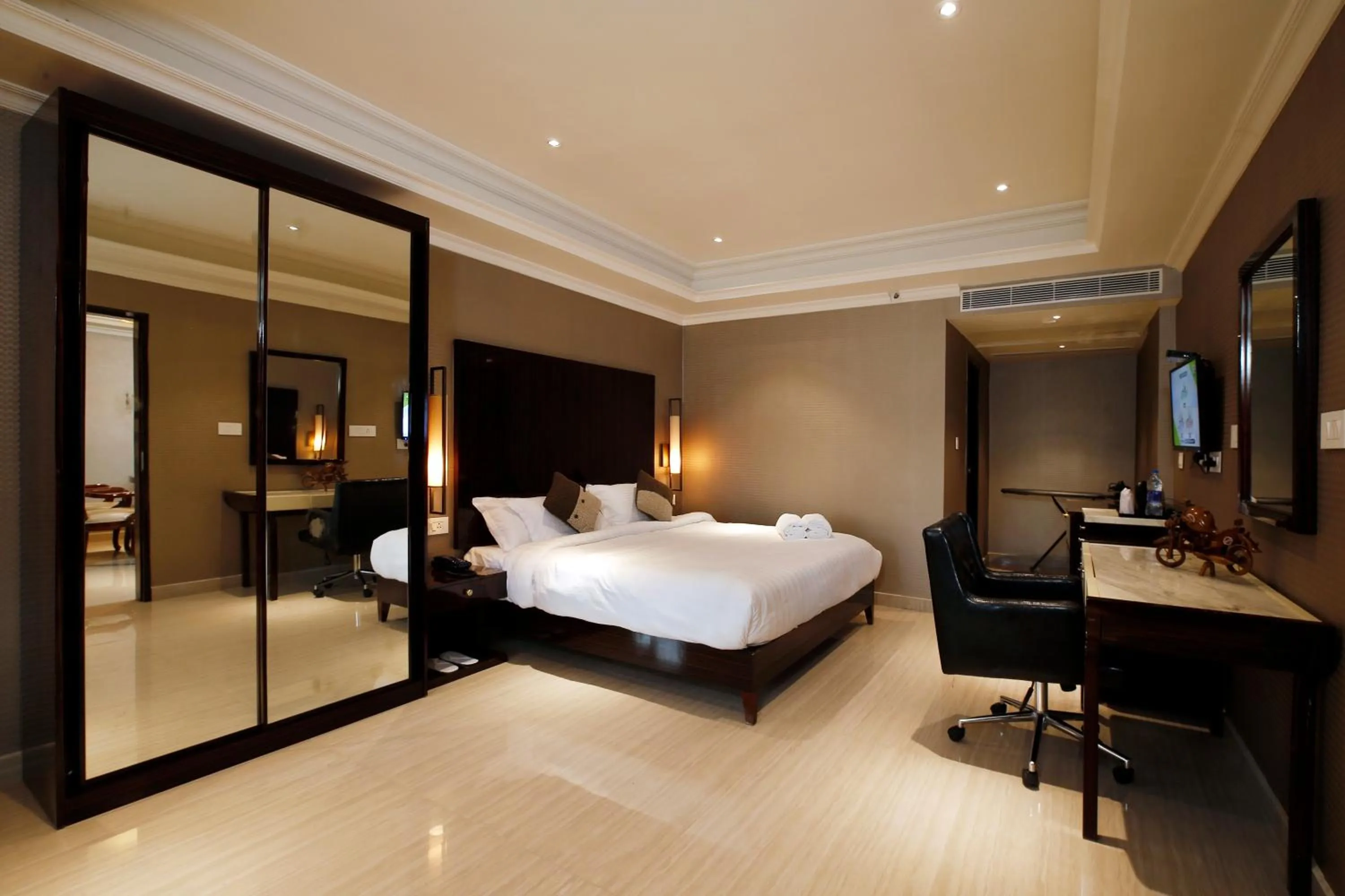 Coffee/tea facilities, Bed in Hotel Park Residency