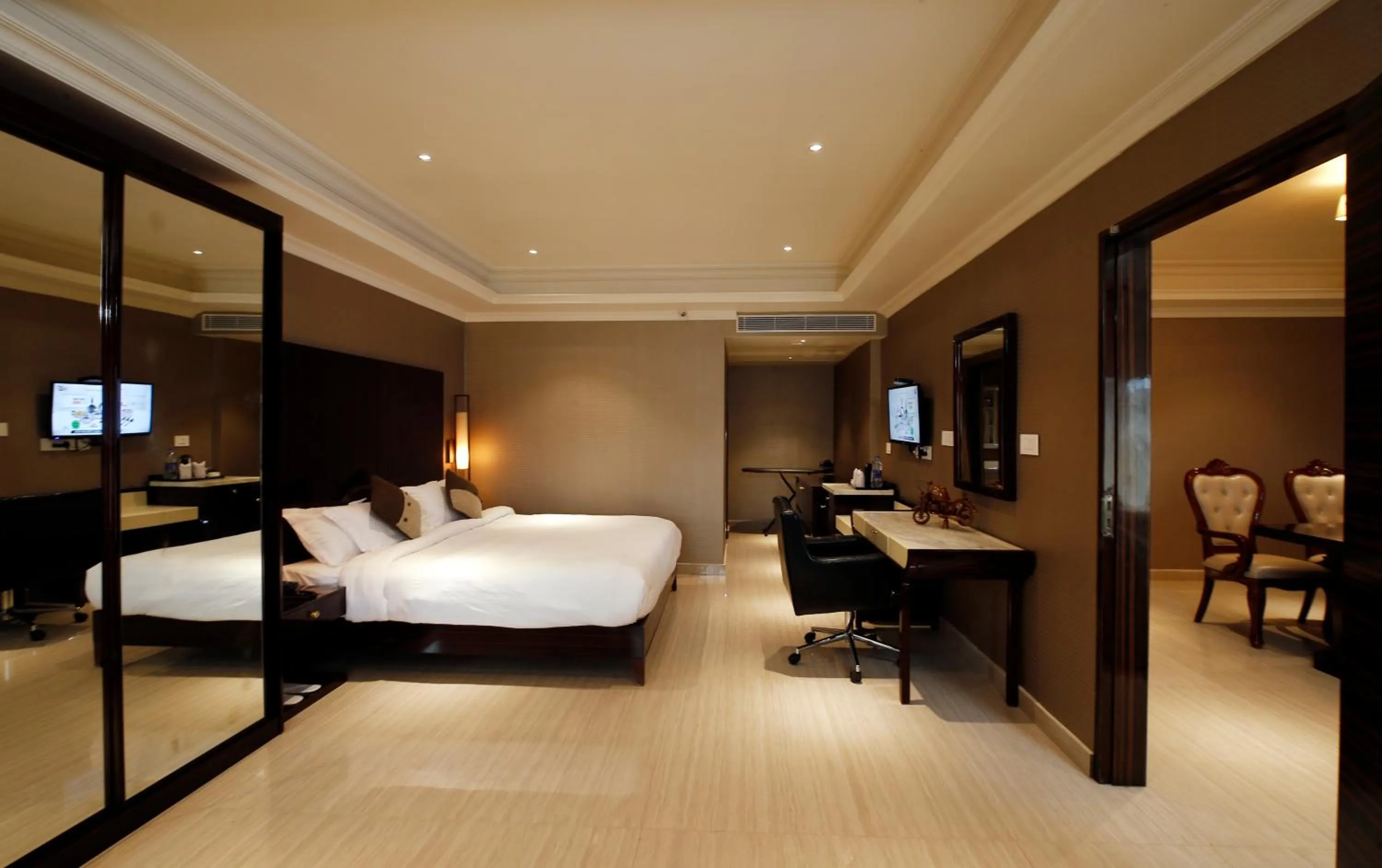 Coffee/tea facilities, Bed in Hotel Park Residency