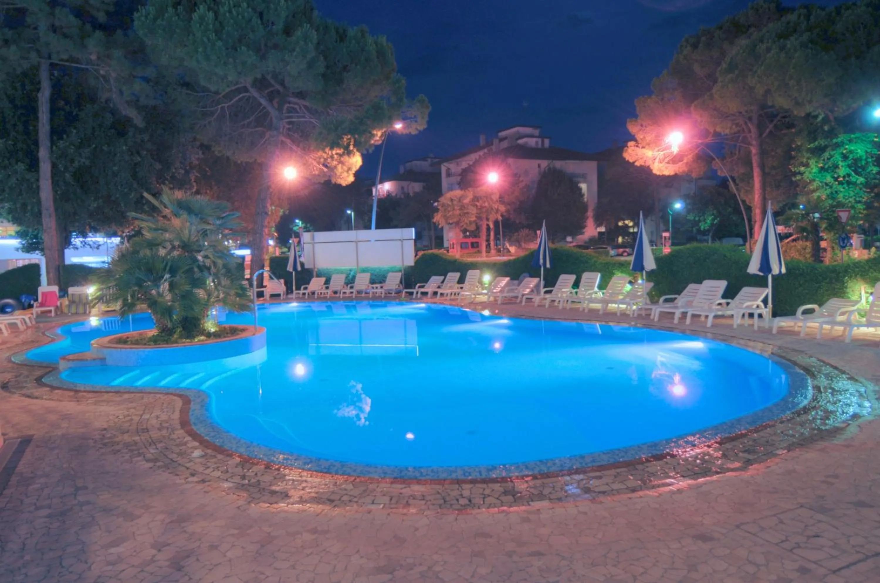 Night in Hotel Ambassador Meuble