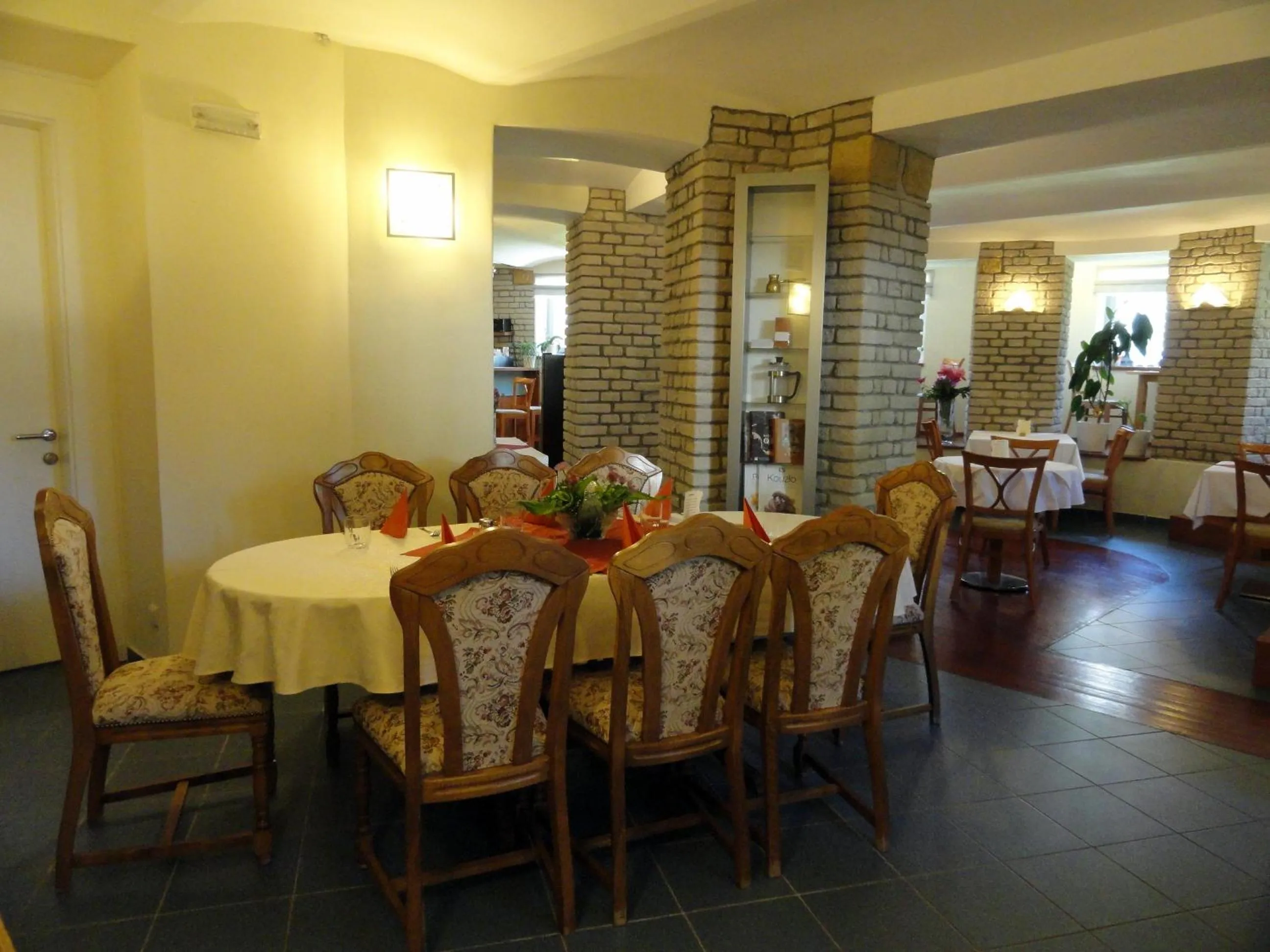 Restaurant/places to eat in Villa A. Malka