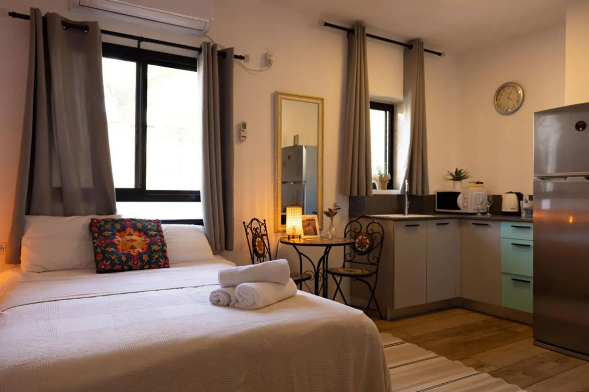 Kitchen or kitchenette, Bed in Hotel Loui Talpiot Kitchen or kitchenette, Bed in Hotel Loui Talpiot