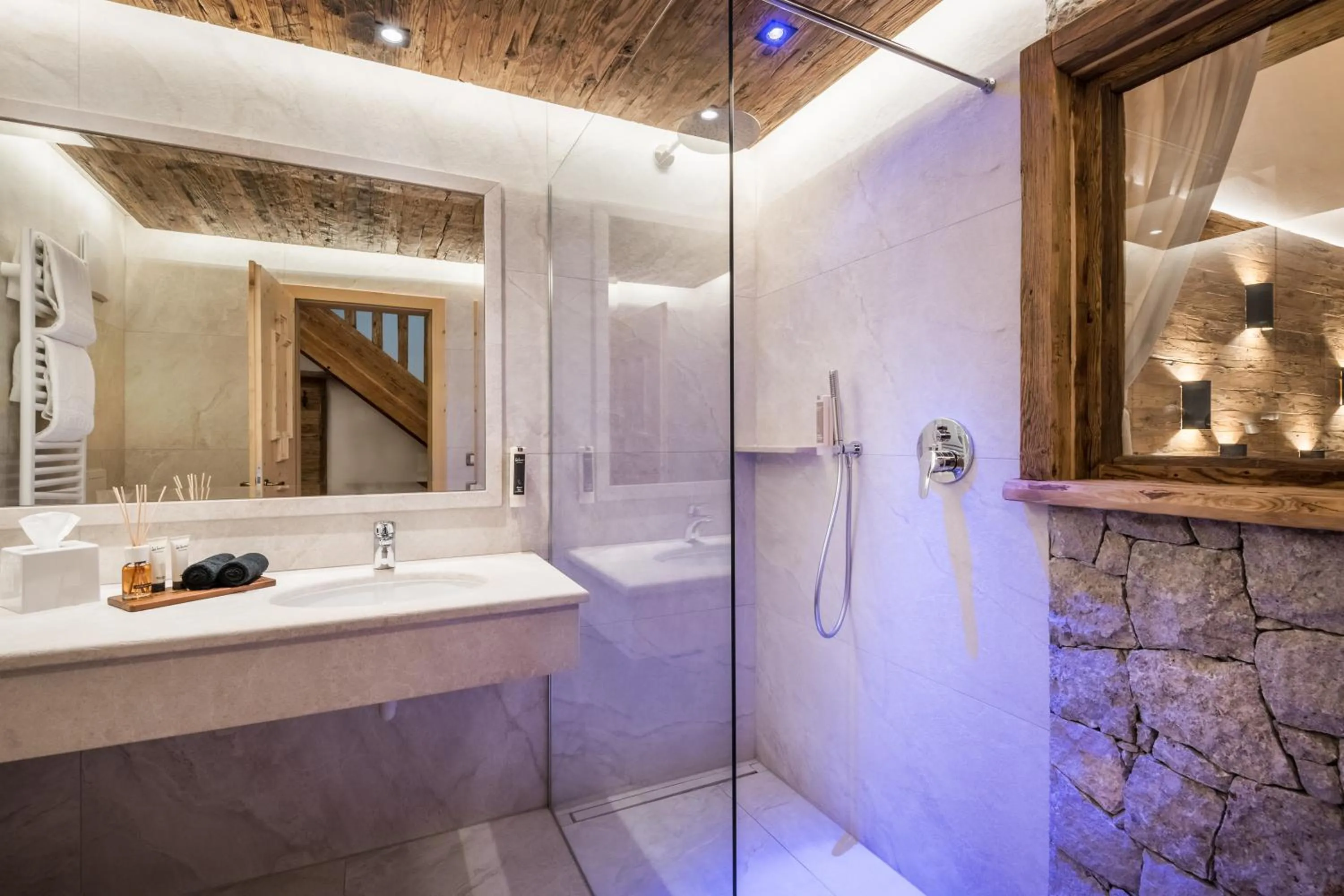 Shower in Alpenhotel Plaza