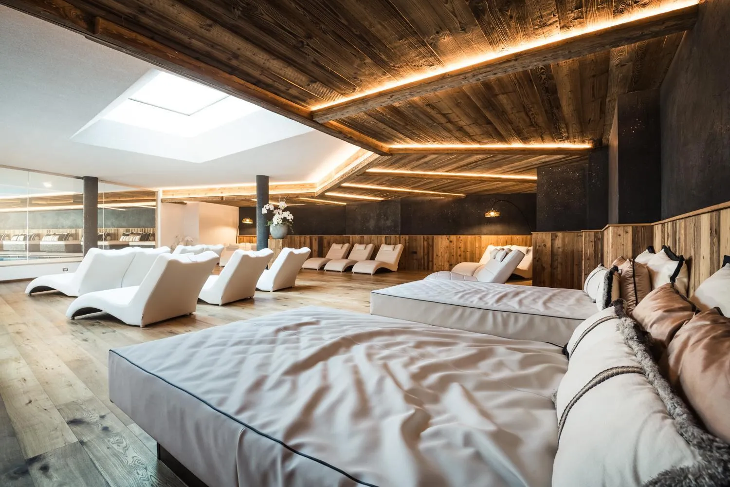 Swimming pool, Bed in Alpenhotel Plaza