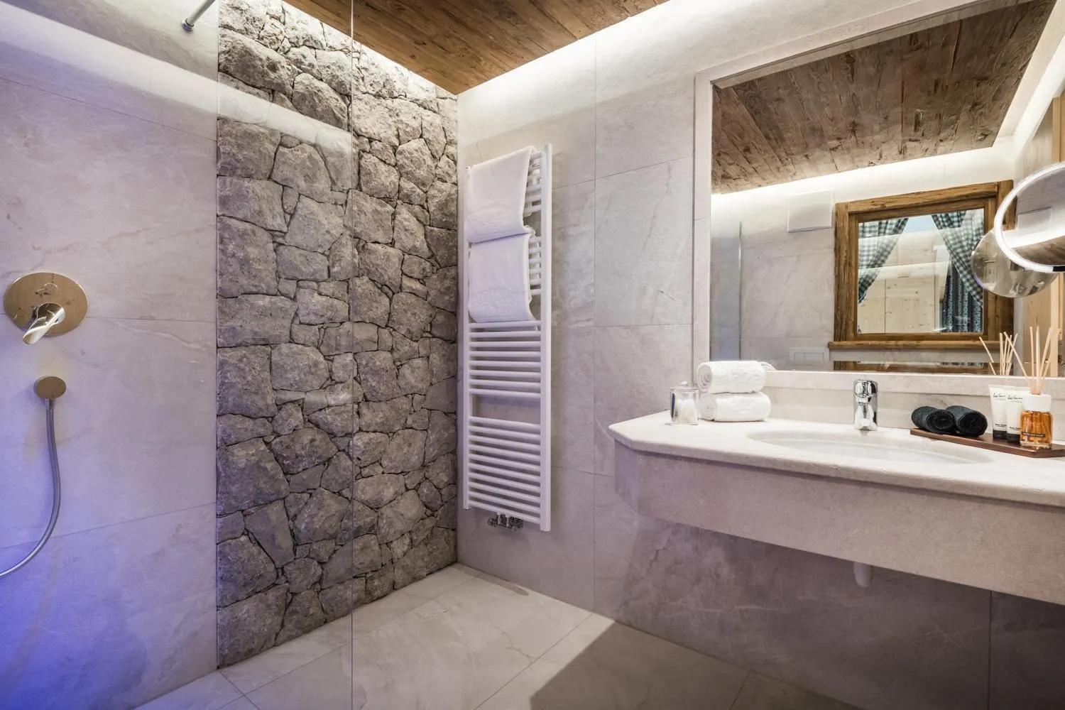 Shower in Alpenhotel Plaza