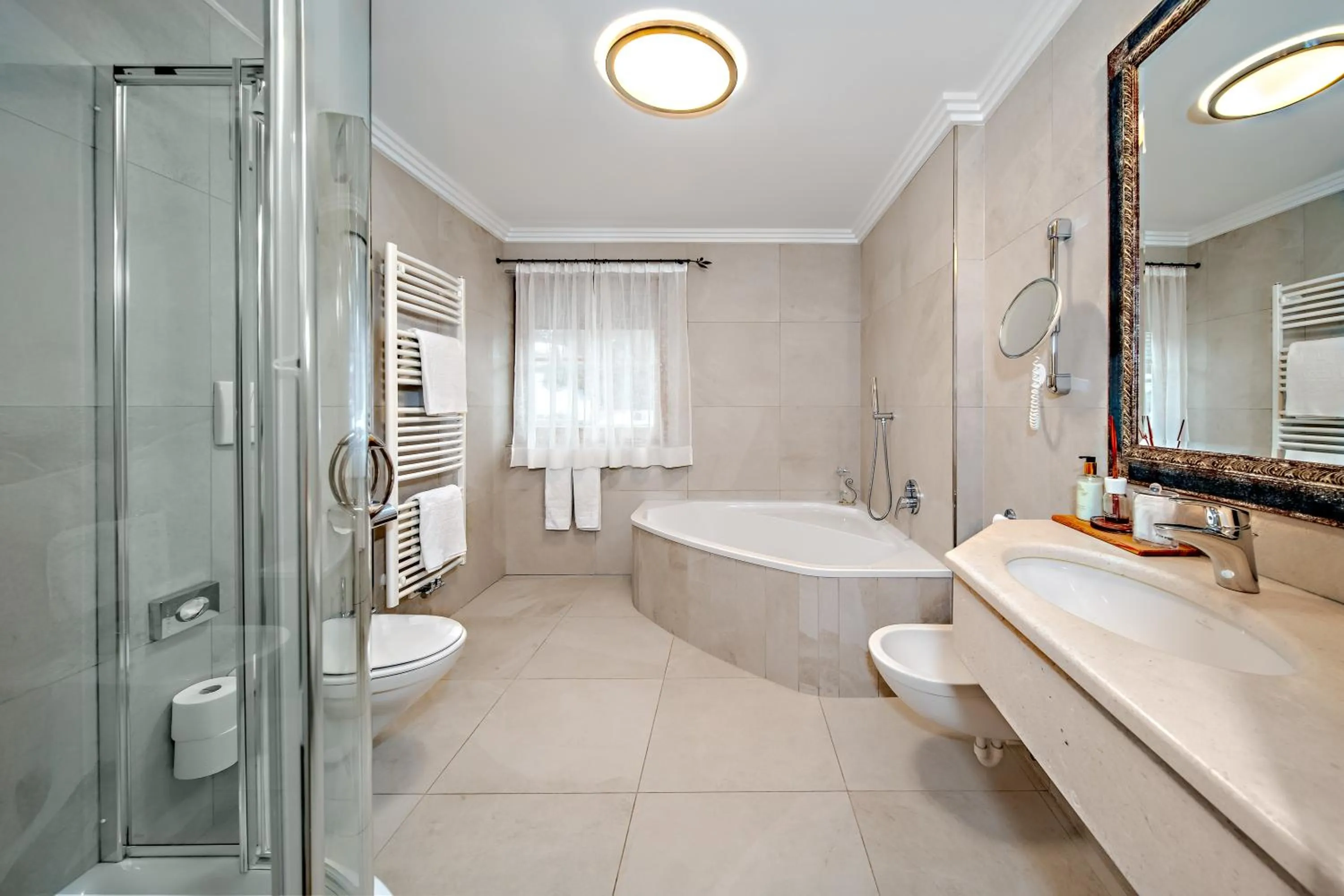 Bathroom in Alpenhotel Plaza