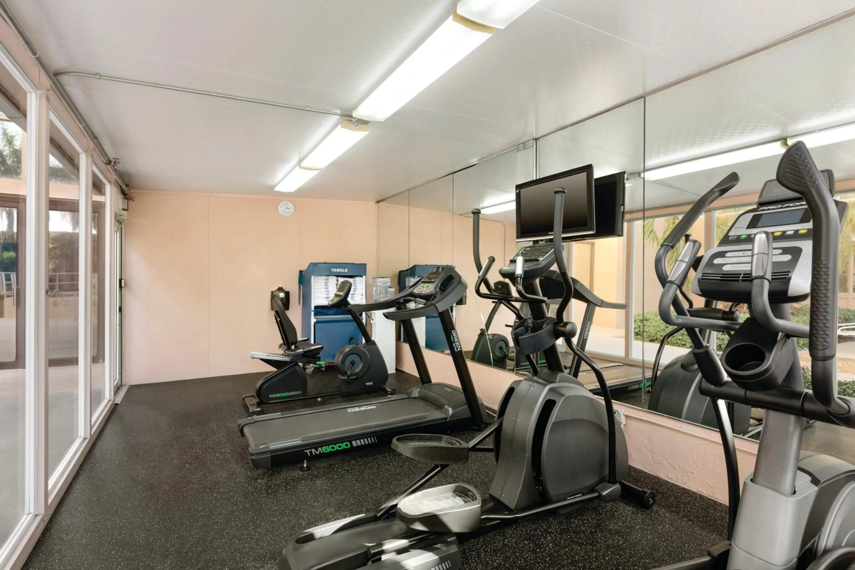 Fitness centre/facilities in enVision Hotel Miami International Airport