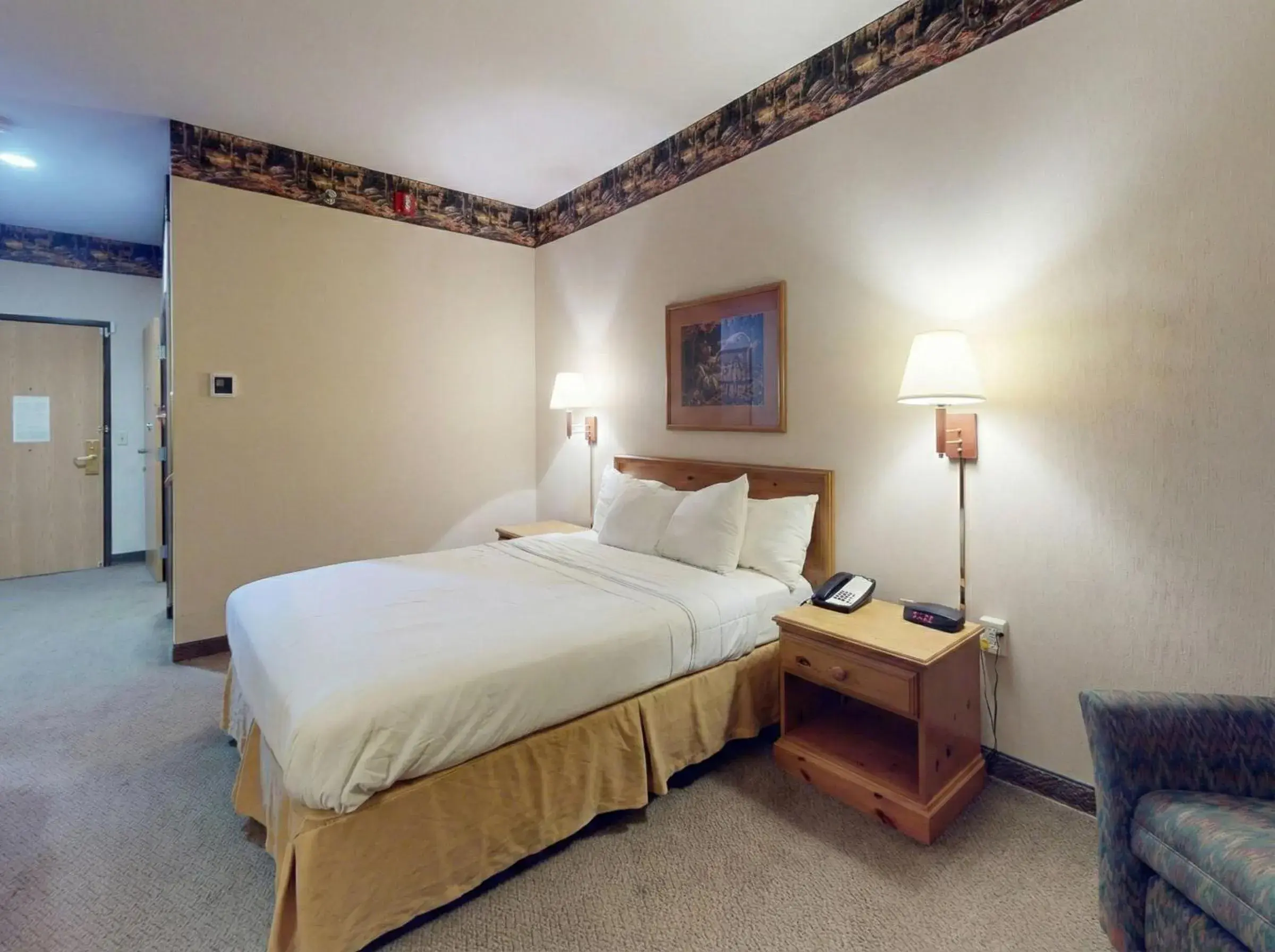 Photo of the whole room, Bed in Pellston Lodge Photo of the whole room, Bed in Pellston Lodge