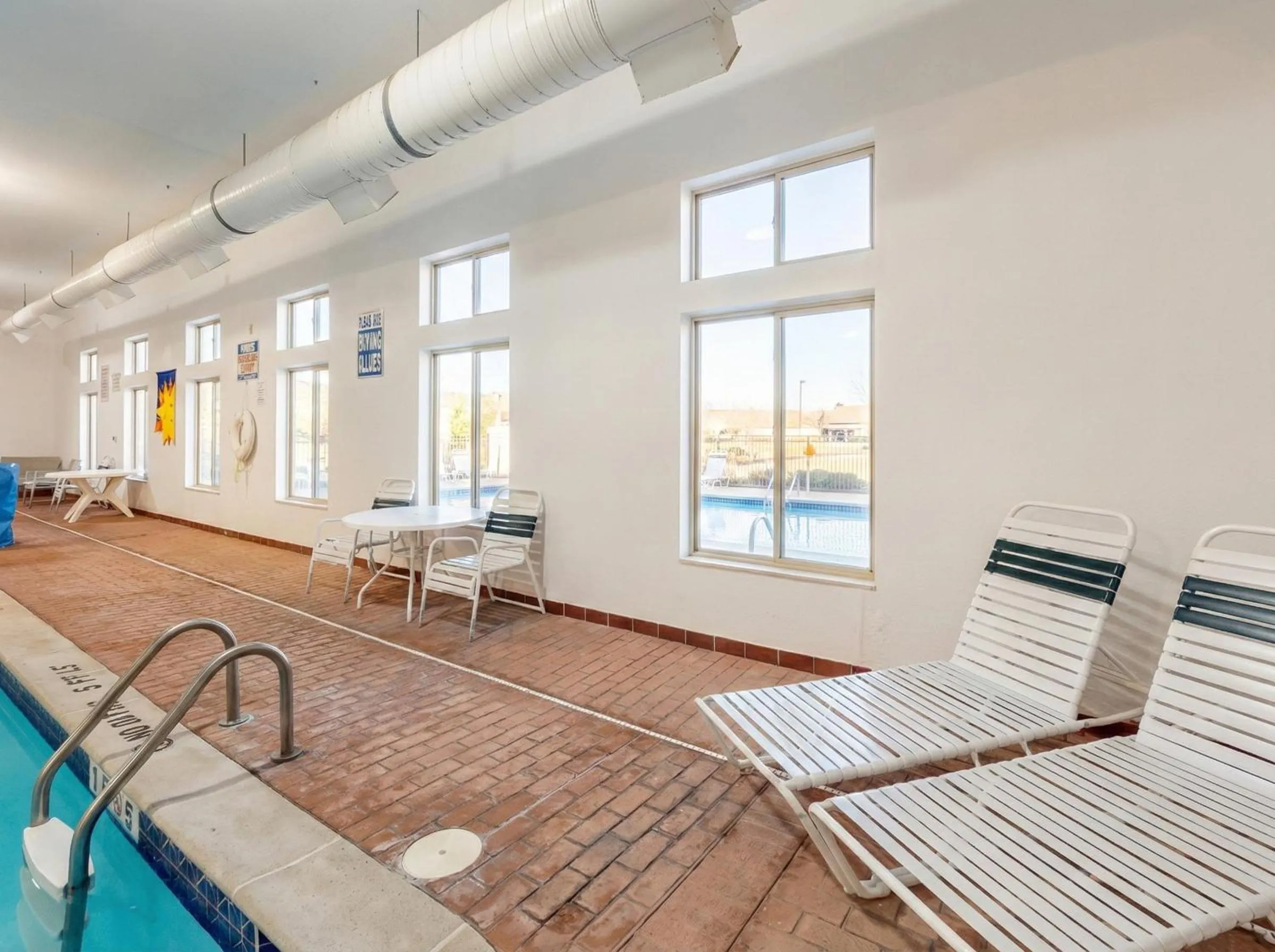 Swimming pool in Pellston Lodge