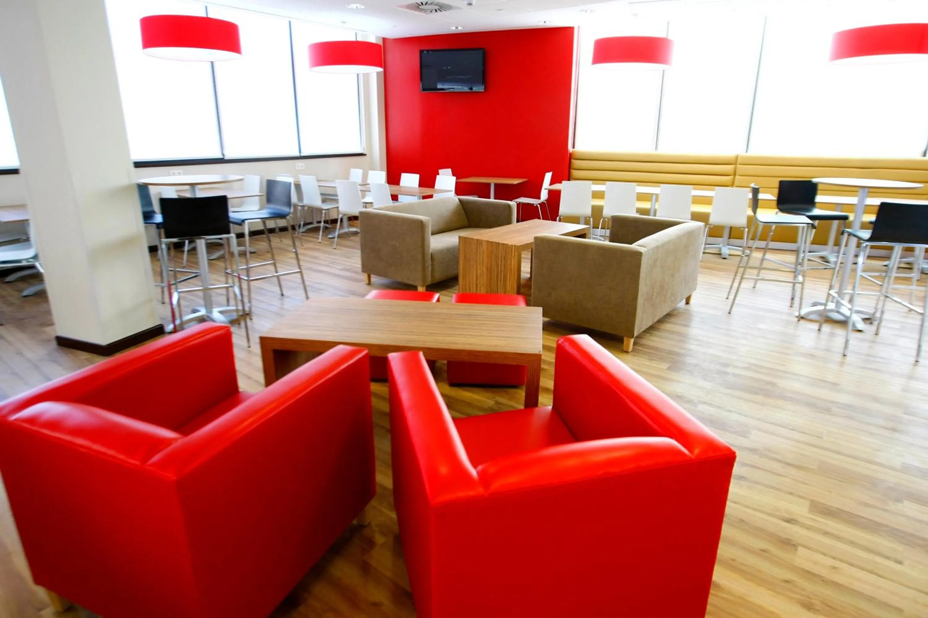 Lounge or bar in Travelodge Valencia Aeropuerto