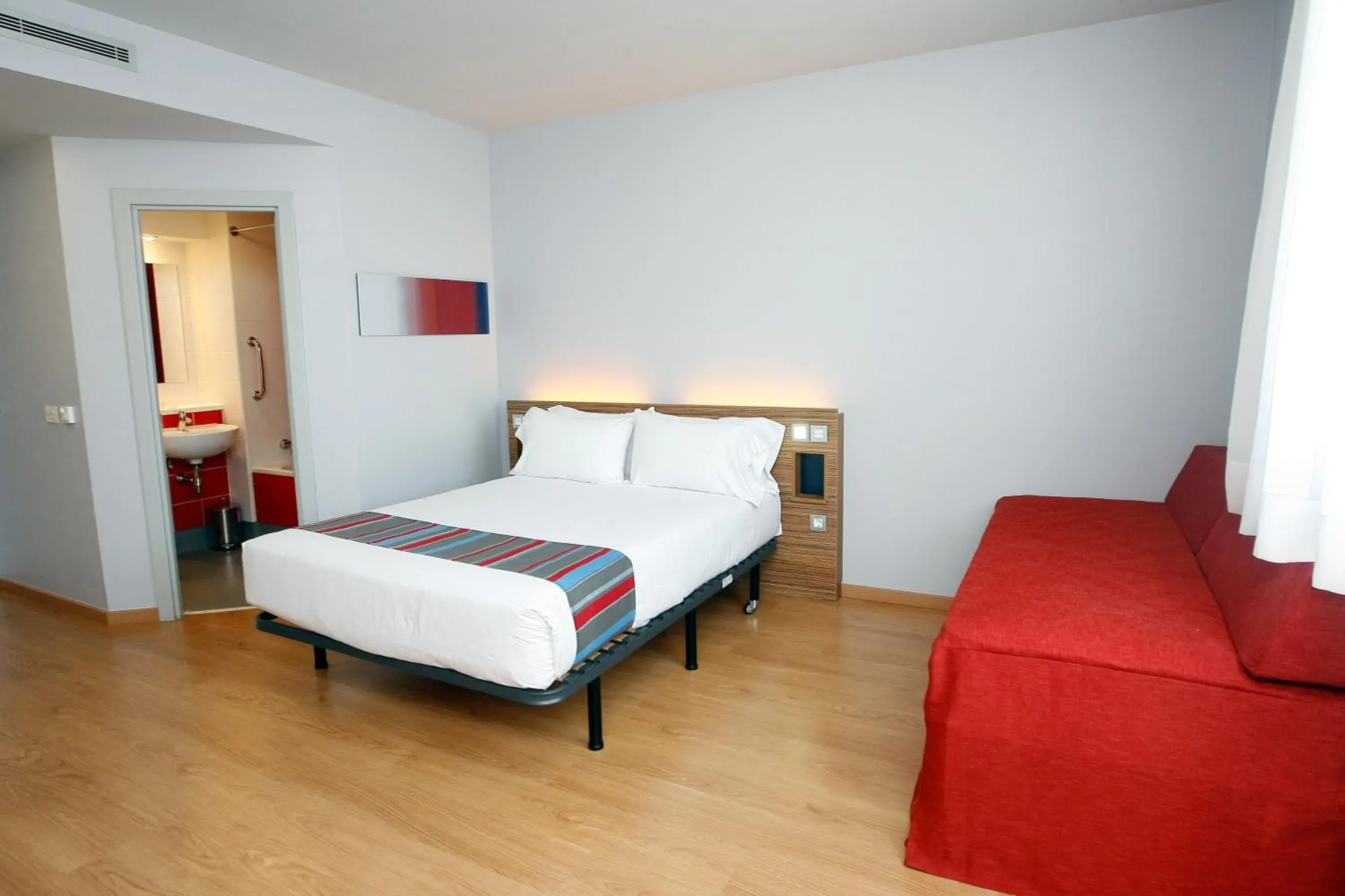 Decorative detail, Bed in Travelodge Valencia Aeropuerto Decorative detail, Bed in Travelodge Valencia Aeropuerto