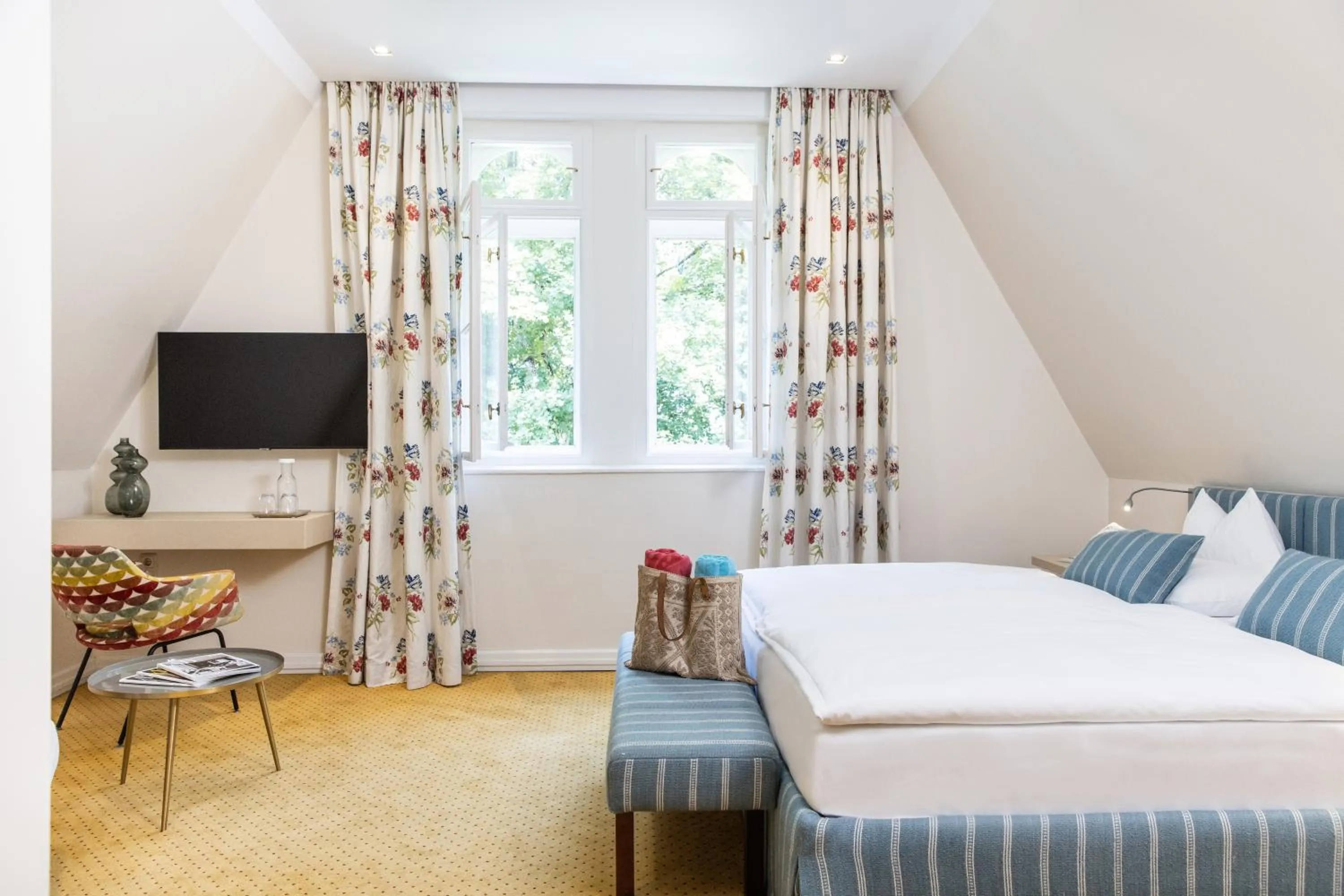 Photo of the whole room, Bed in Dermuth Hotels – Parkvilla Wörth