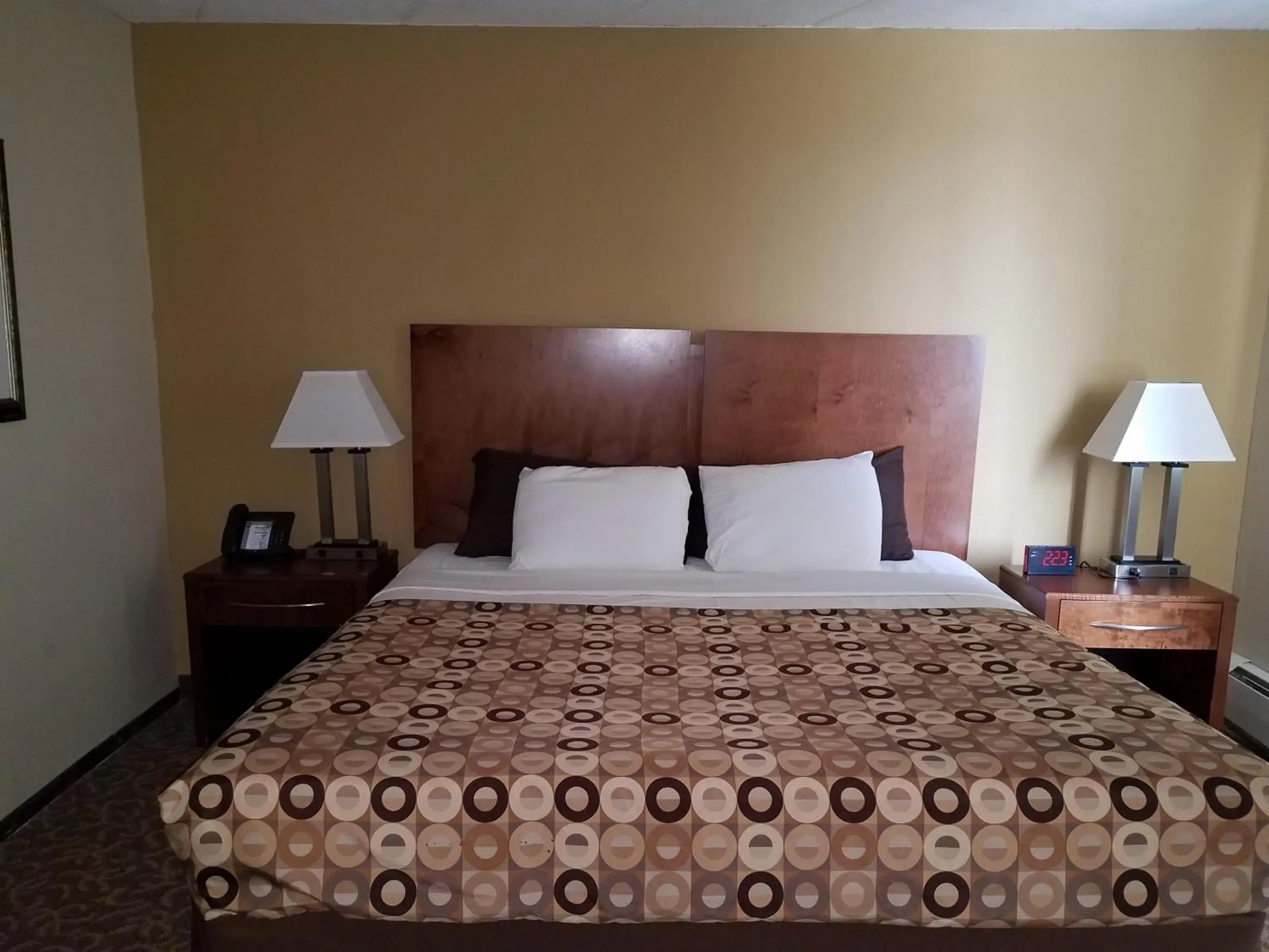 Bed in Red Carpet Inn Rochester Bed in Red Carpet Inn Rochester