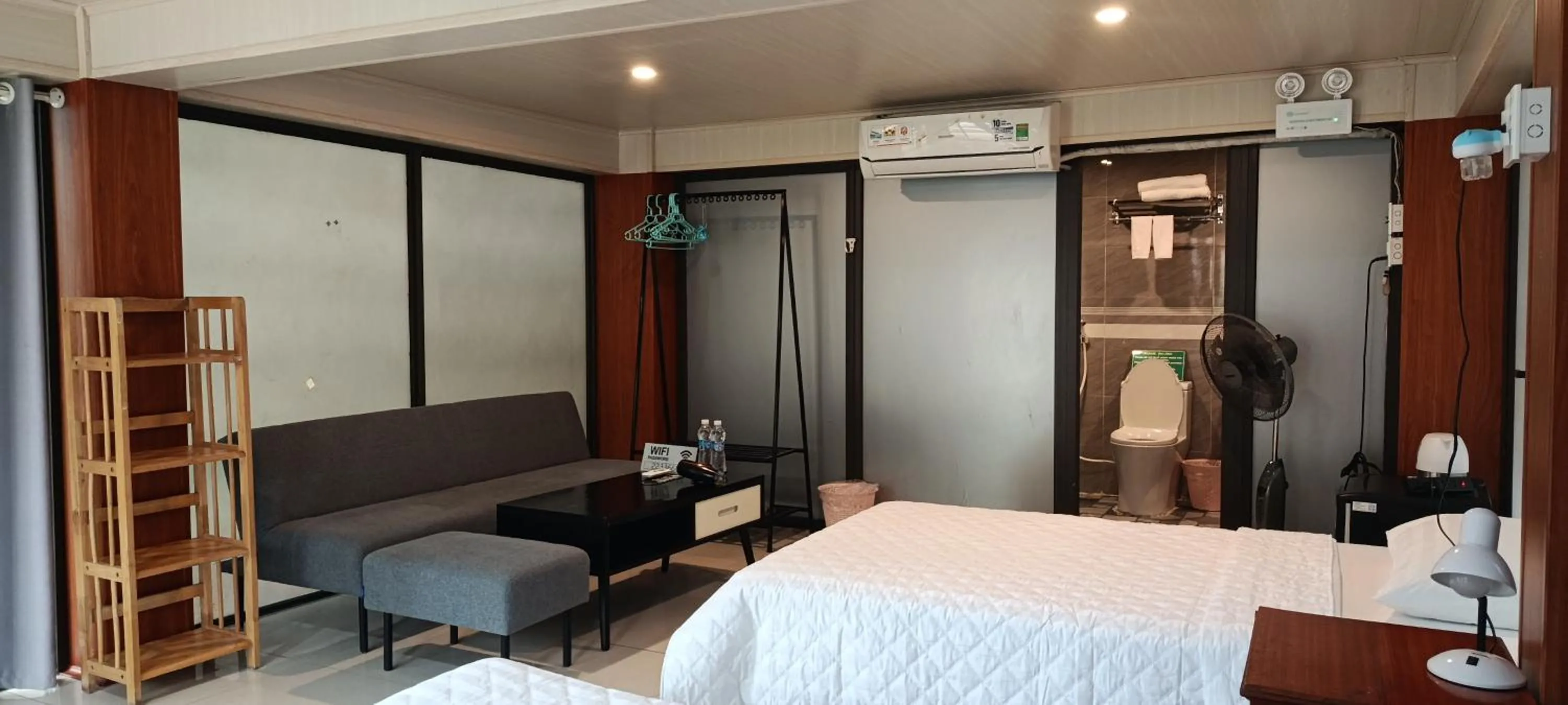 Photo of the whole room, Bed in Carambola Bungalow