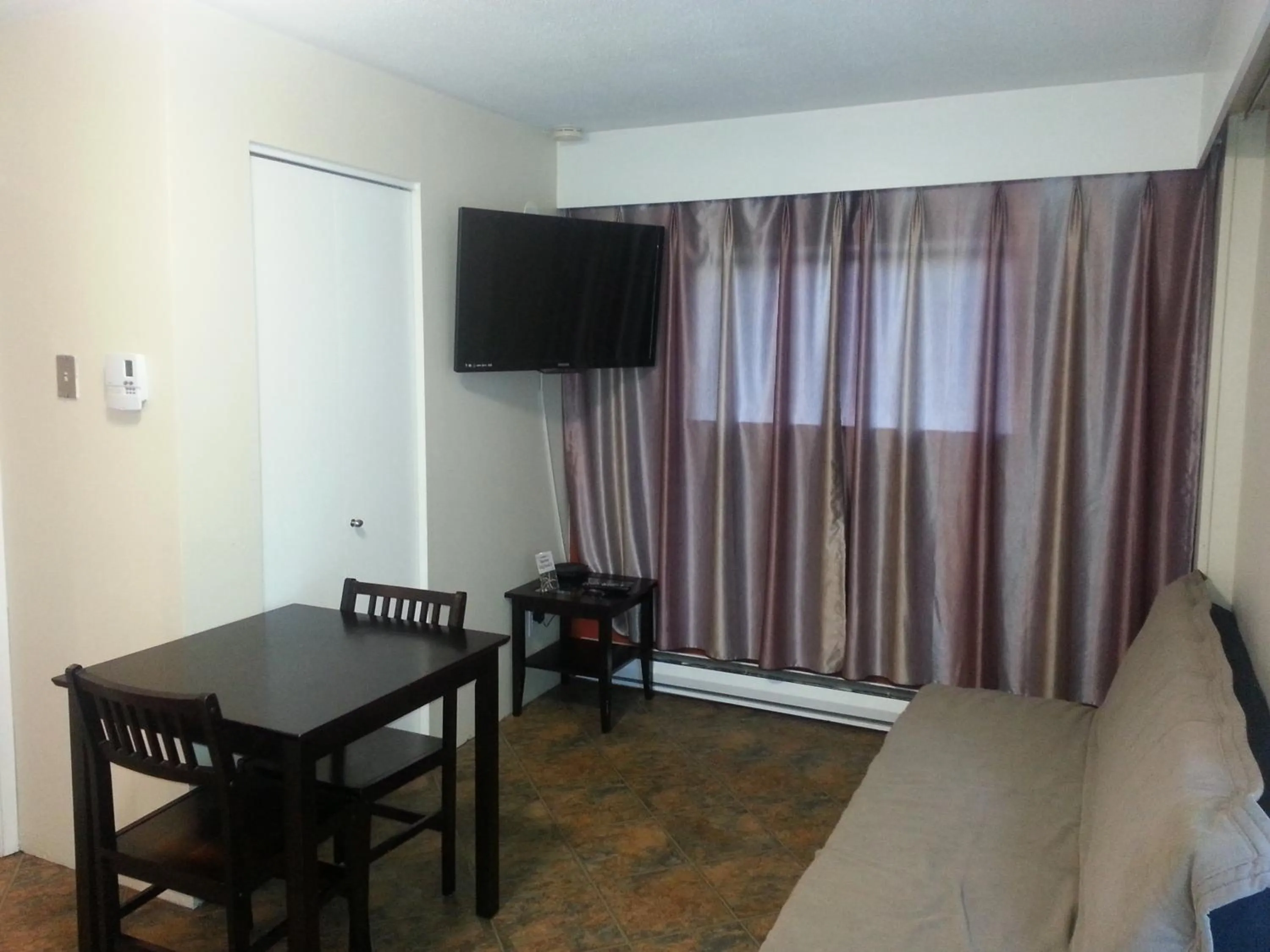 One-Bedroom Queen Suite in Edgewater Motel