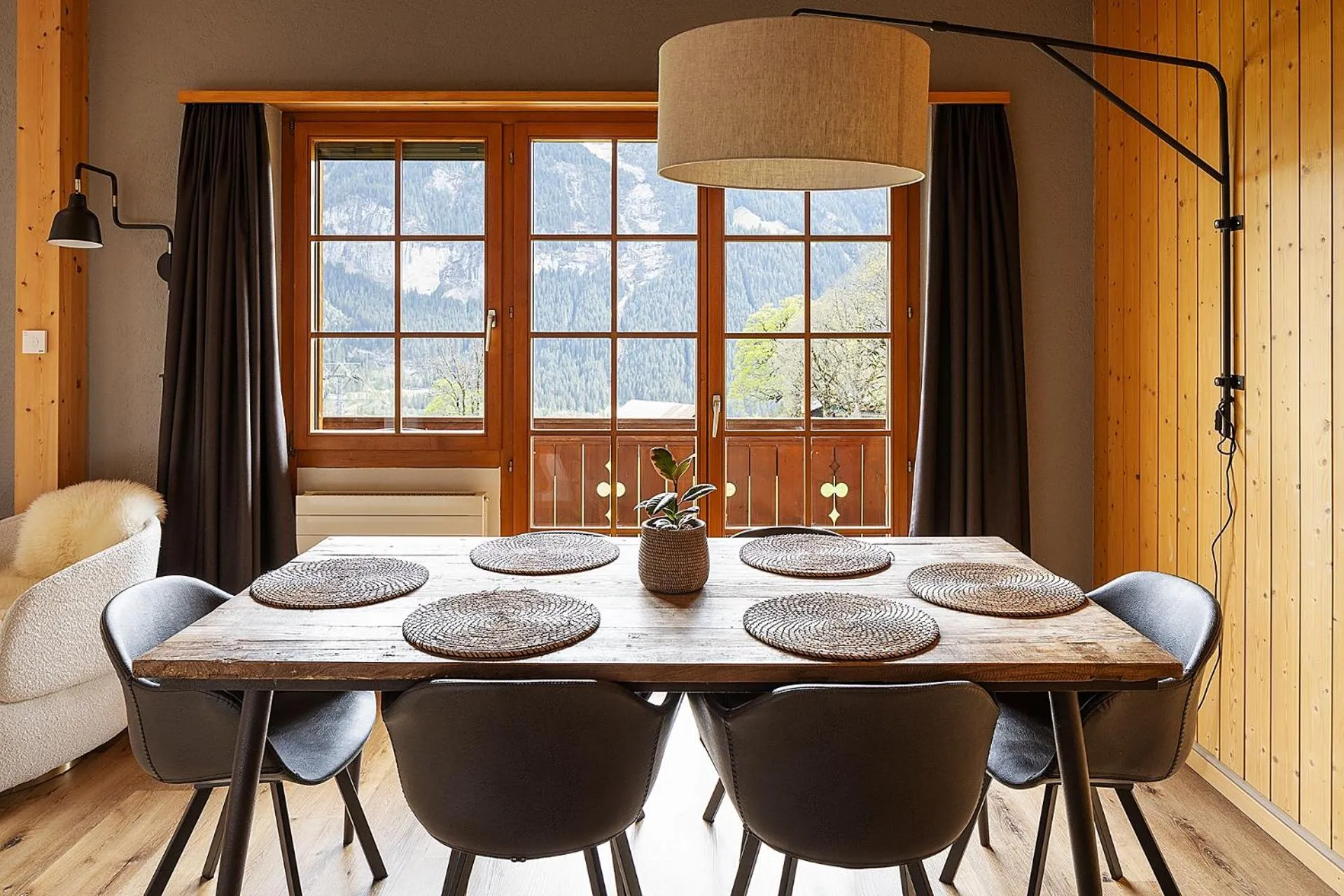 Dining area in Hotel Bodmi