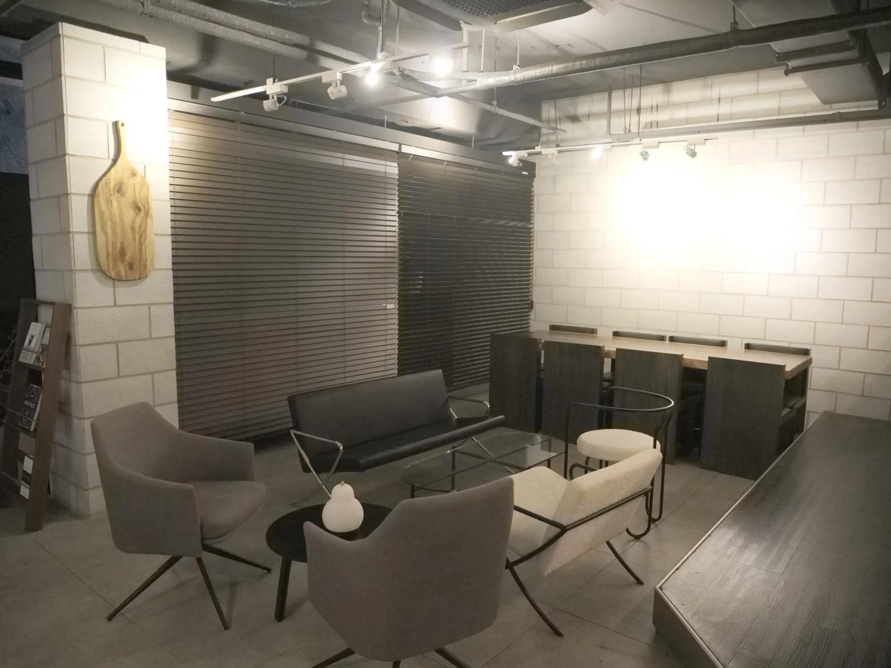 Communal lounge/ TV room in Upflo Hostel