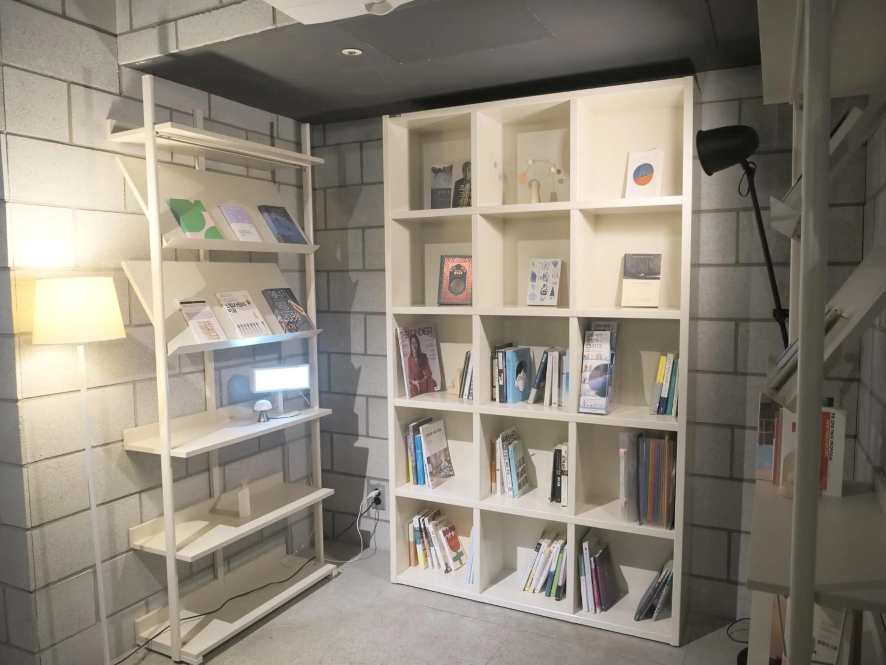 Communal lounge/ TV room in Upflo Hostel