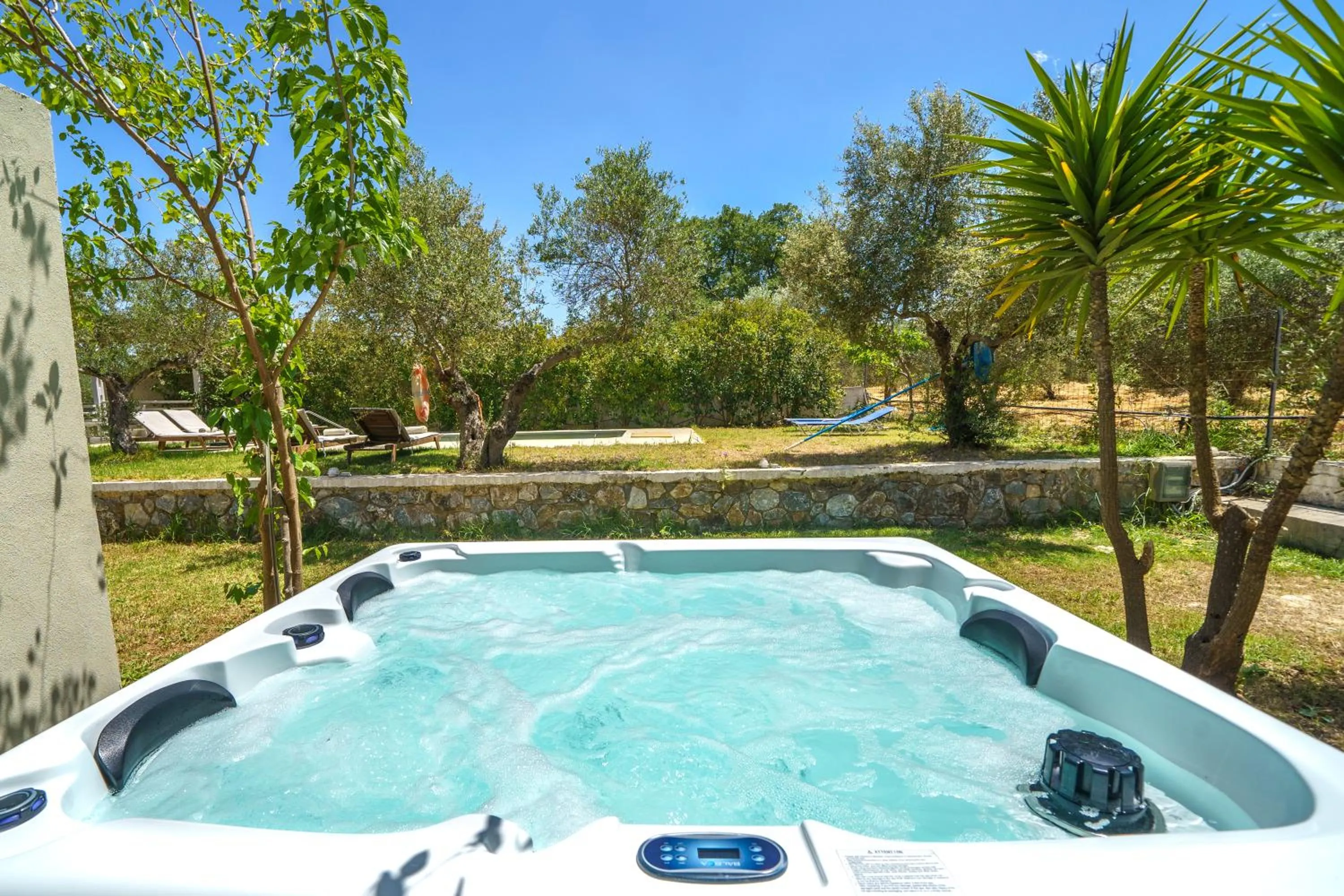 Luxury Villa Marian with Private Pool and Jacuzzi near the Beach of Georgioupoli