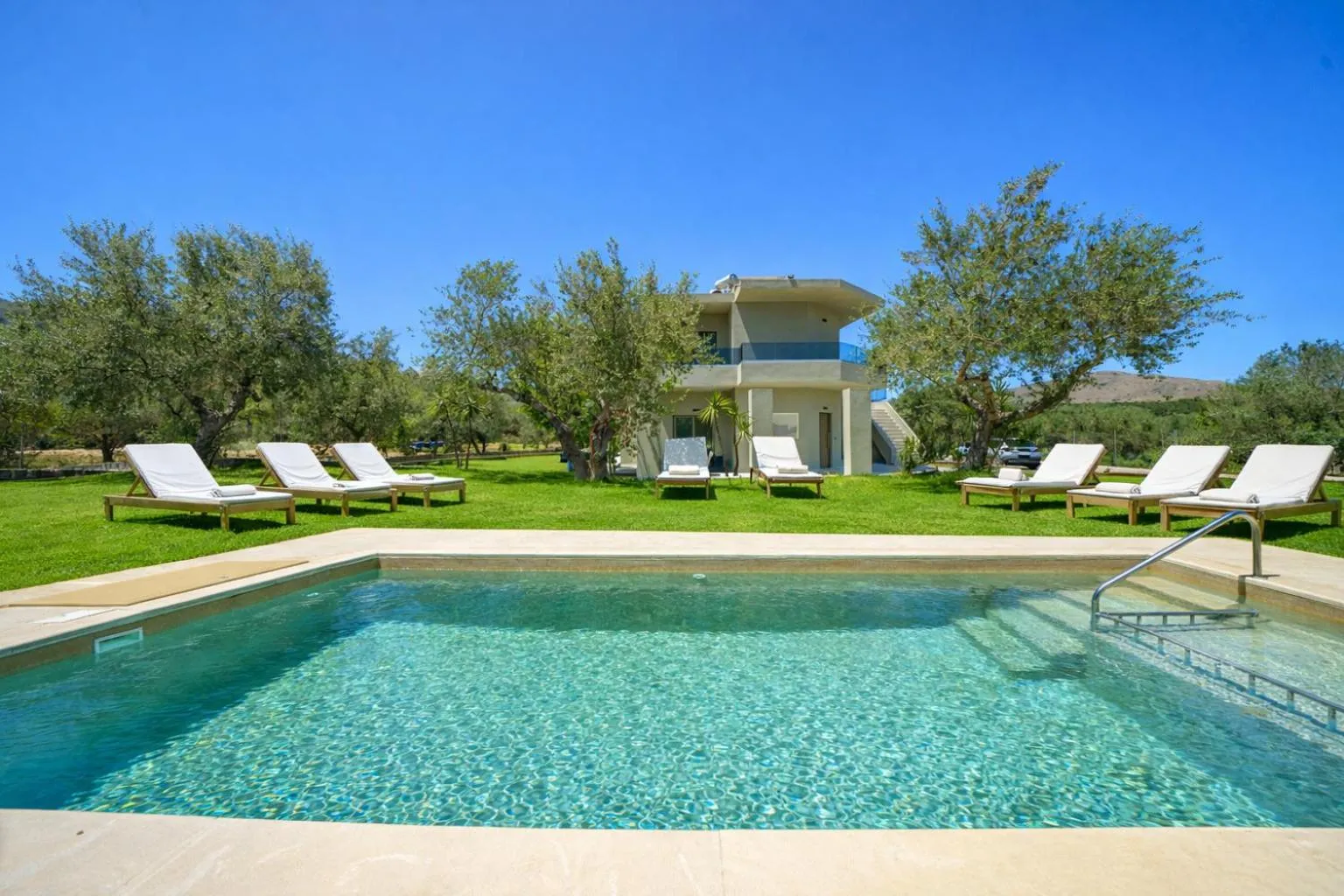 Luxury Villa Marian with Private Pool and Jacuzzi near the Beach of Georgioupoli