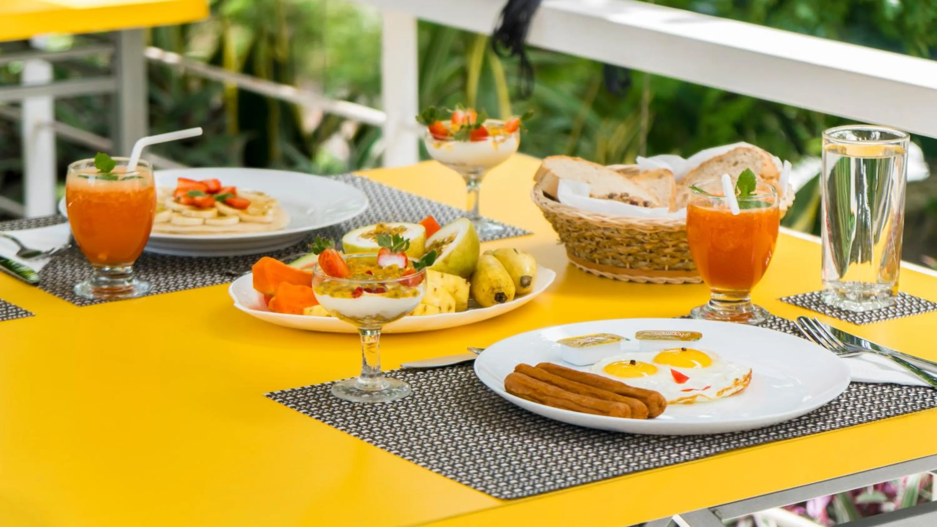 English/Irish breakfast in 18 Faces with free drop off to Galle Fort by TukTuk