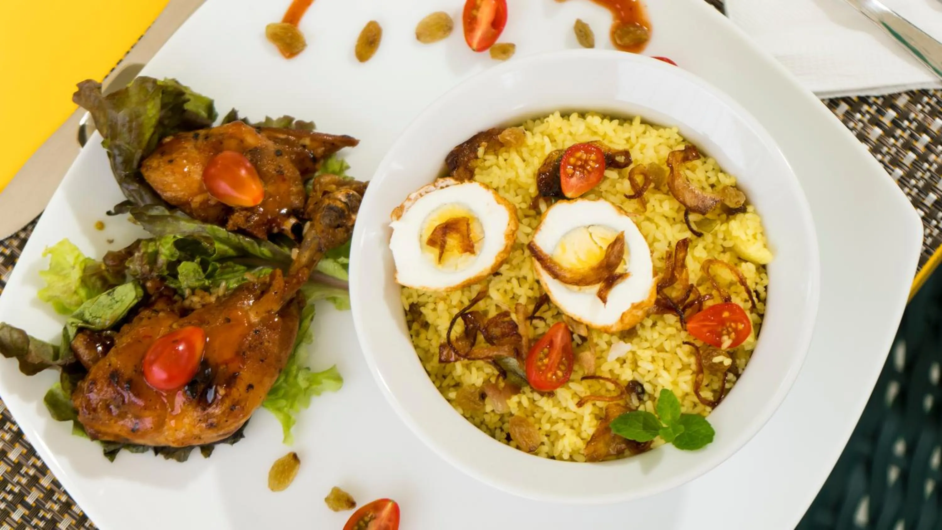 Lunch in 18 Faces with free drop off to Galle Fort by TukTuk