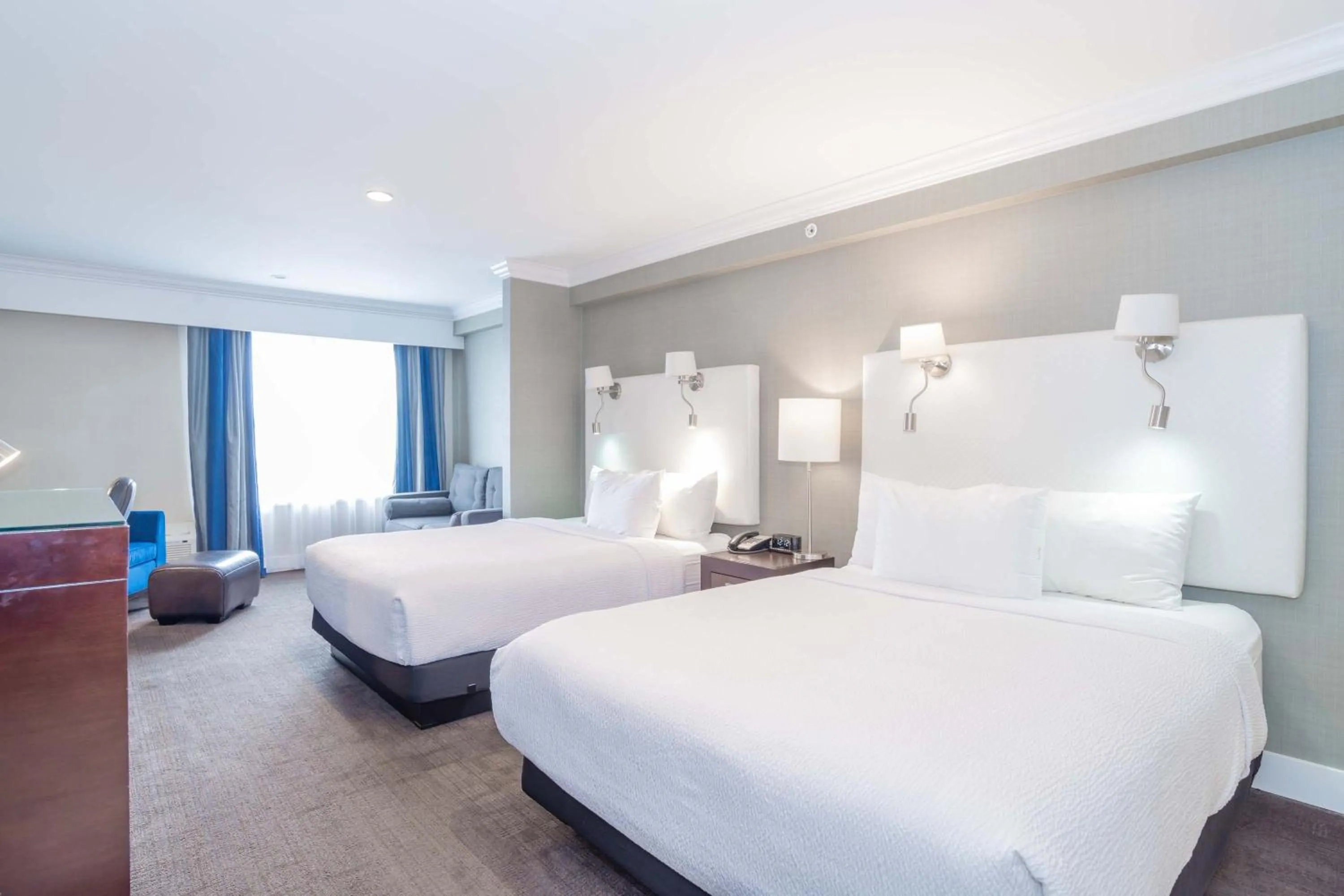 Photo of the whole room, Bed in Sandman Signature Langley Hotel