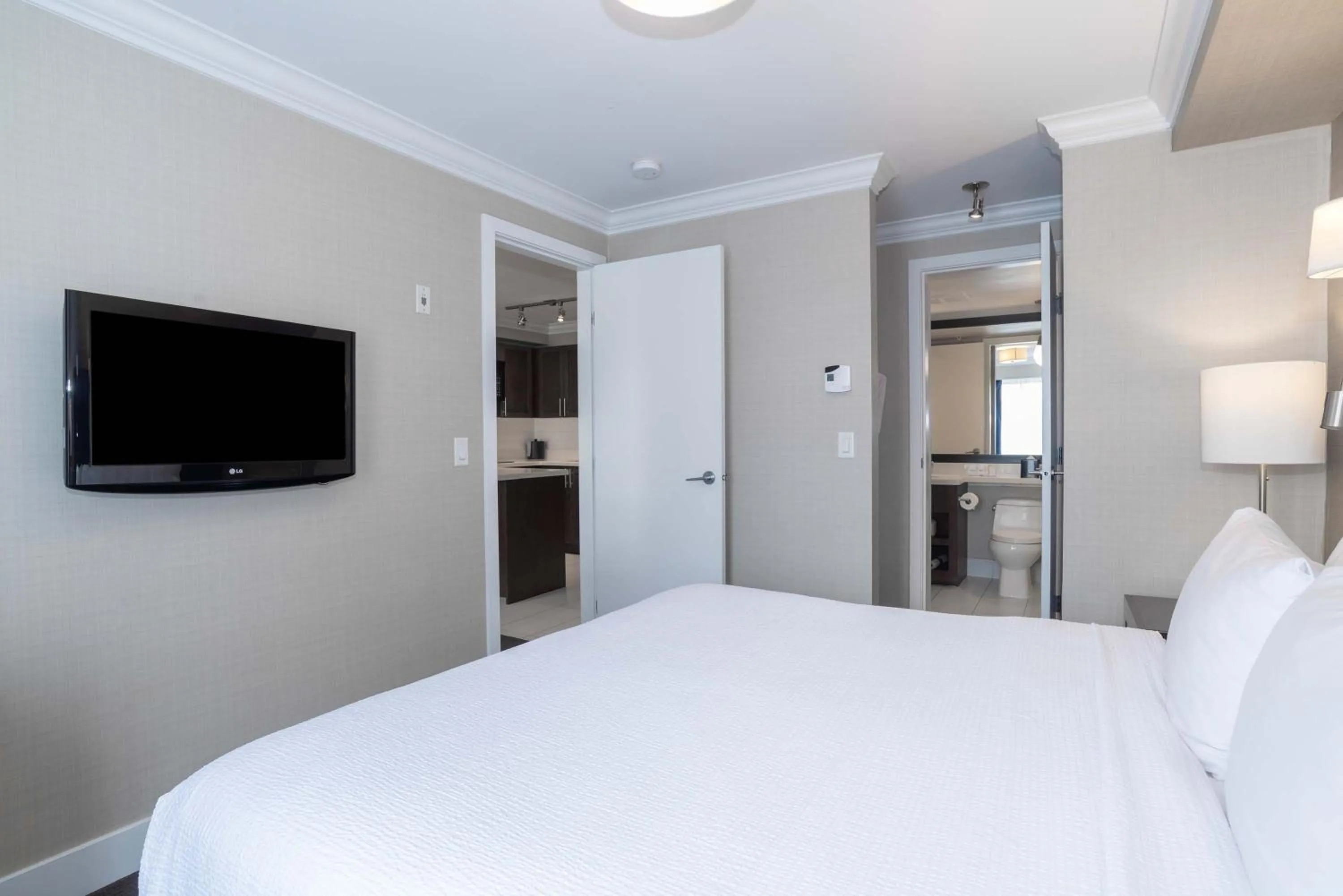 Photo of the whole room, Bed in Sandman Signature Langley Hotel