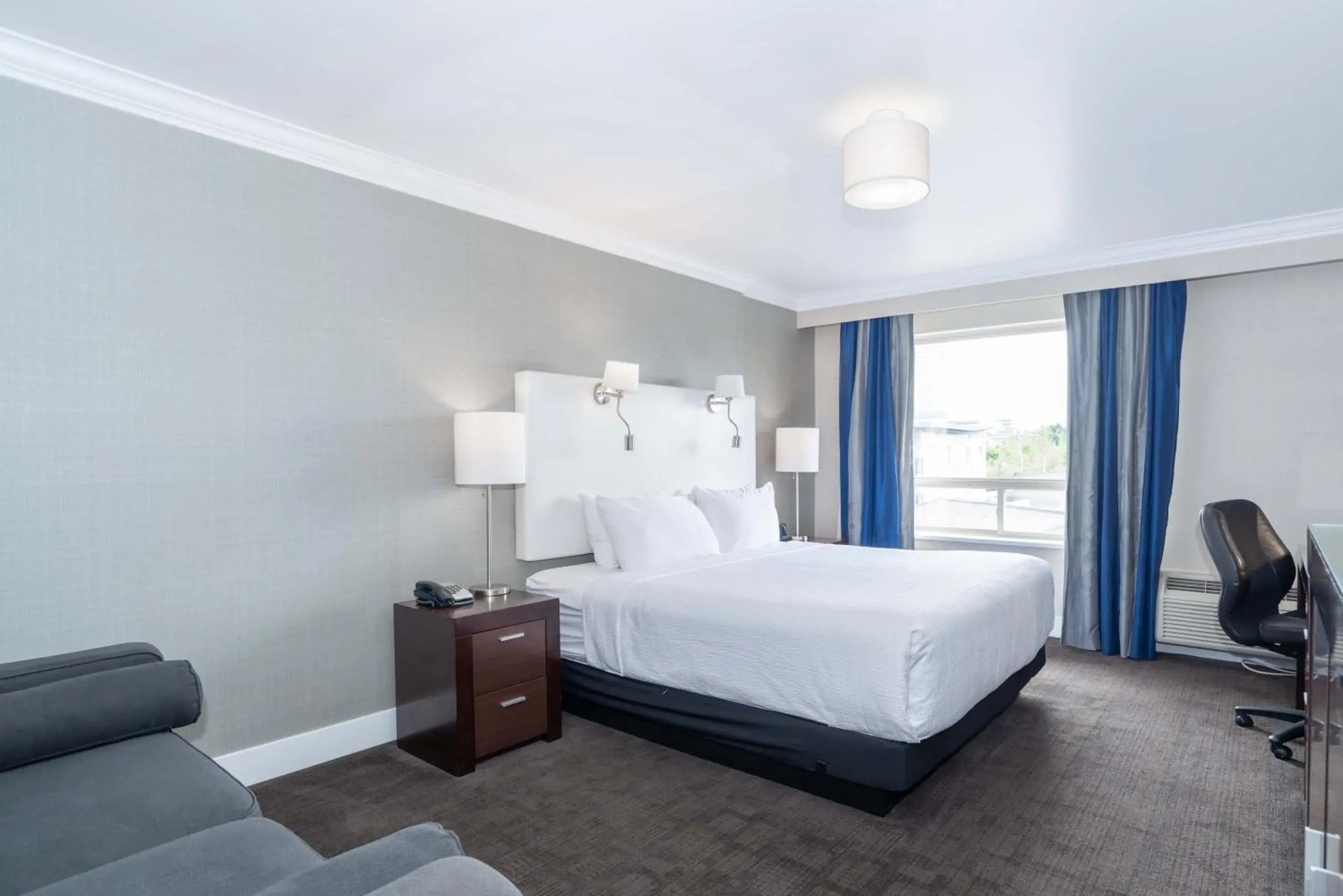 Photo of the whole room, Bed in Sandman Signature Langley Hotel Photo of the whole room, Bed in Sandman Signature Langley Hotel