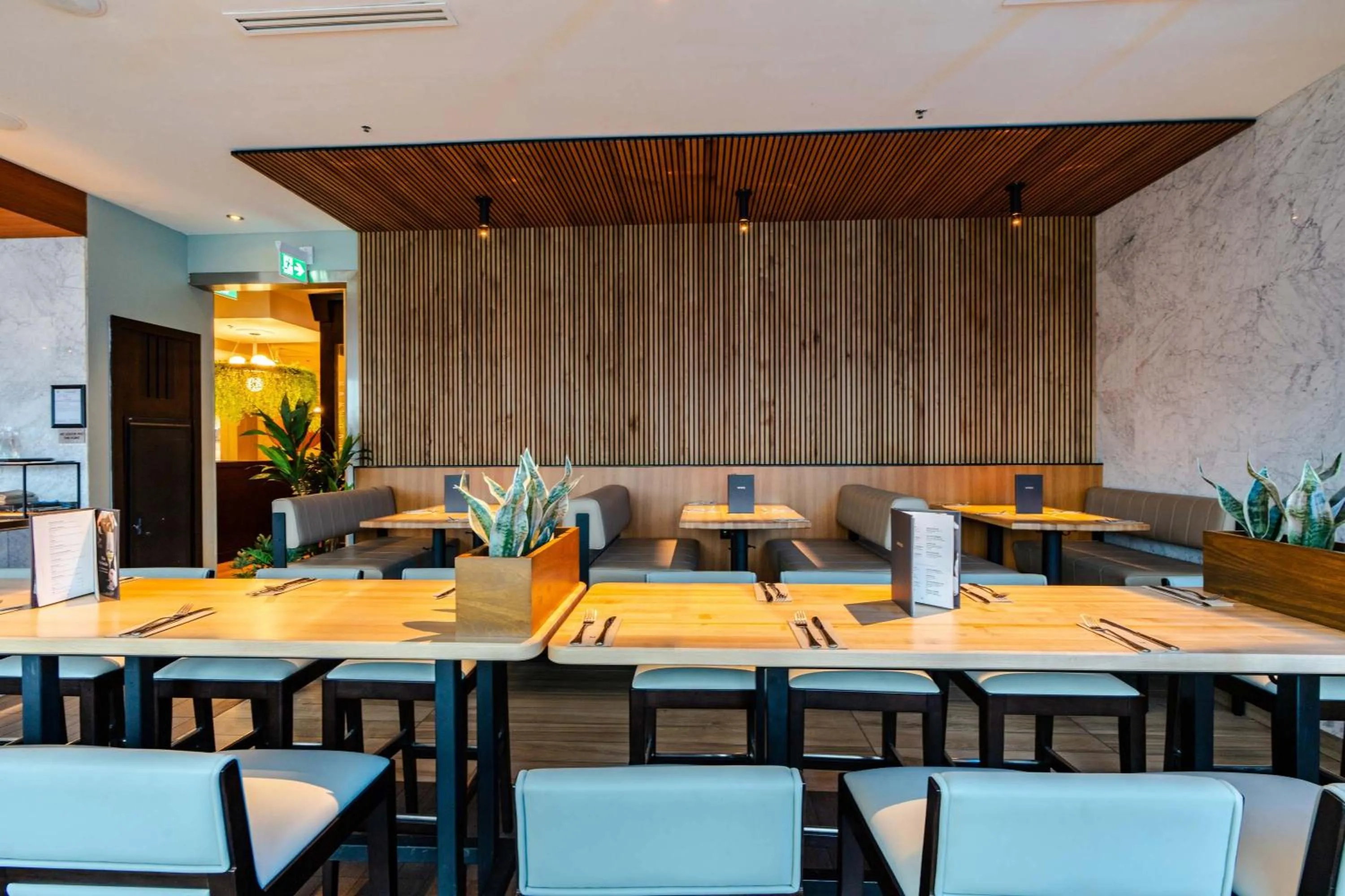 Restaurant/places to eat in Sandman Signature Langley Hotel