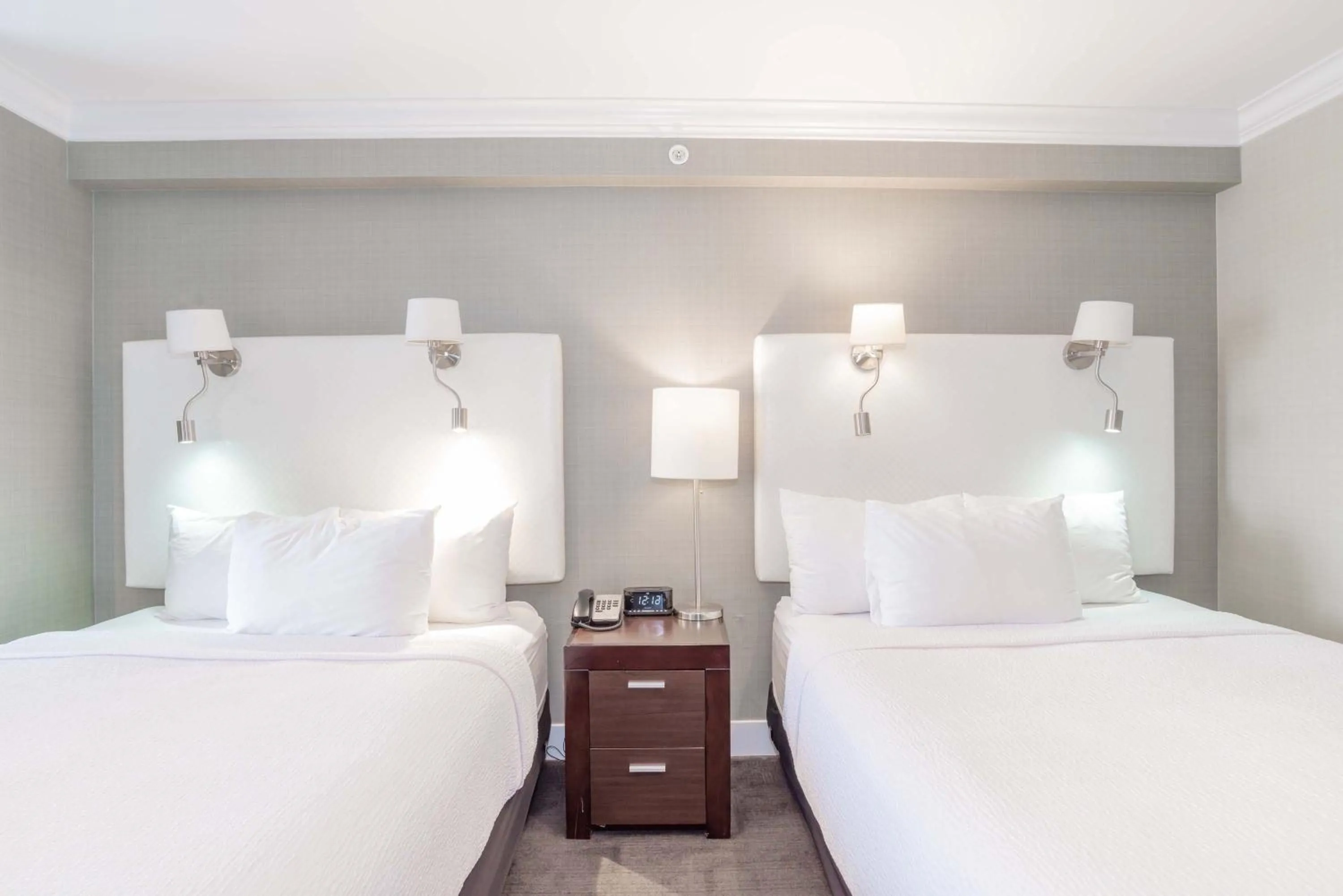 Photo of the whole room, Bed in Sandman Signature Langley Hotel