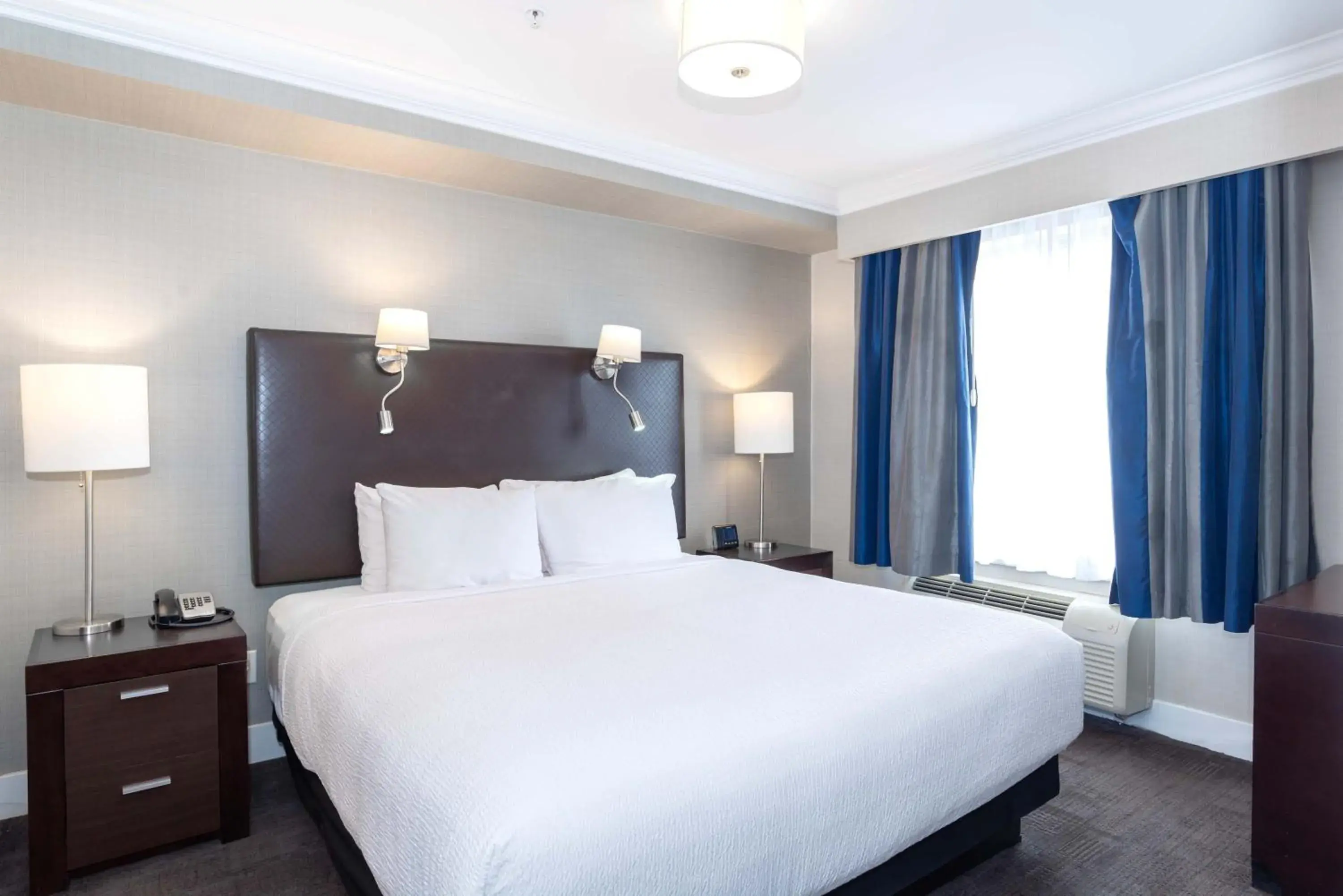 Photo of the whole room, Bed in Sandman Signature Langley Hotel Photo of the whole room, Bed in Sandman Signature Langley Hotel