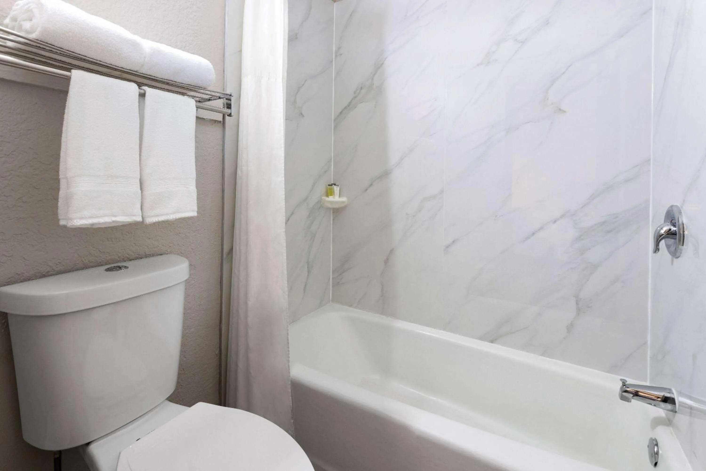 TV and multimedia in Days Inn & Suites by Wyndham Fort Pierce Midtown