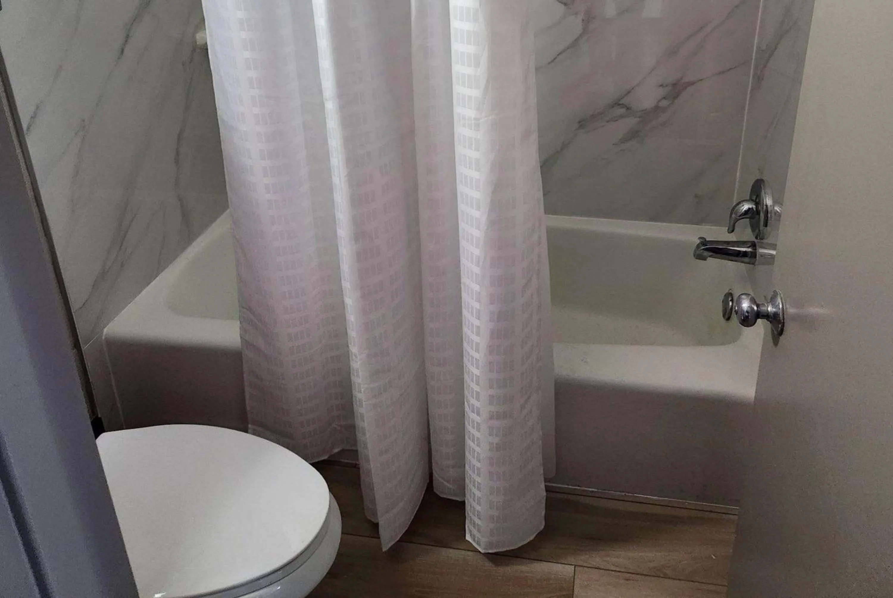 TV and multimedia in Days Inn & Suites by Wyndham Fort Pierce Midtown