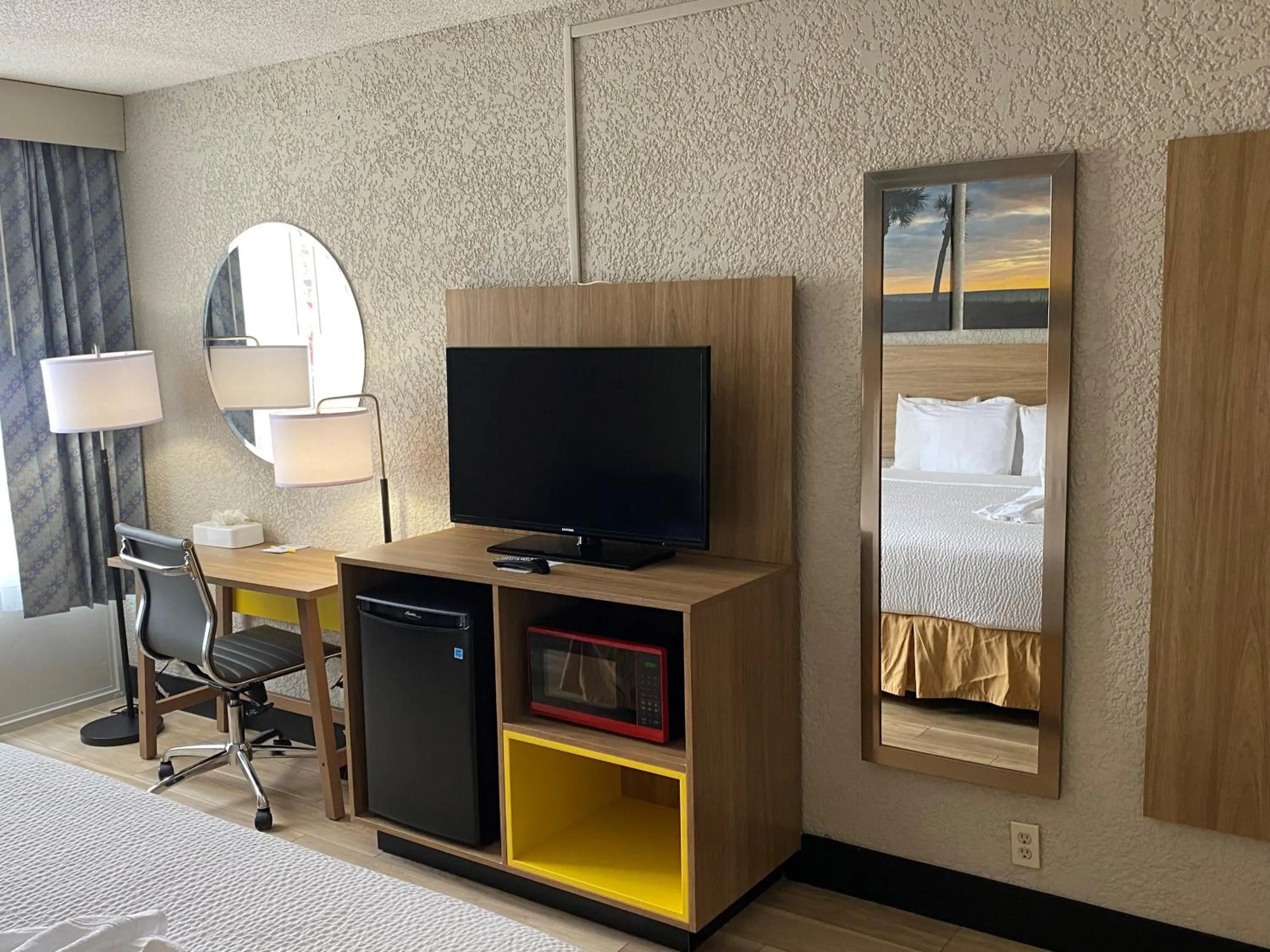 TV and multimedia, Bed in Days Inn & Suites by Wyndham Fort Pierce Midtown
