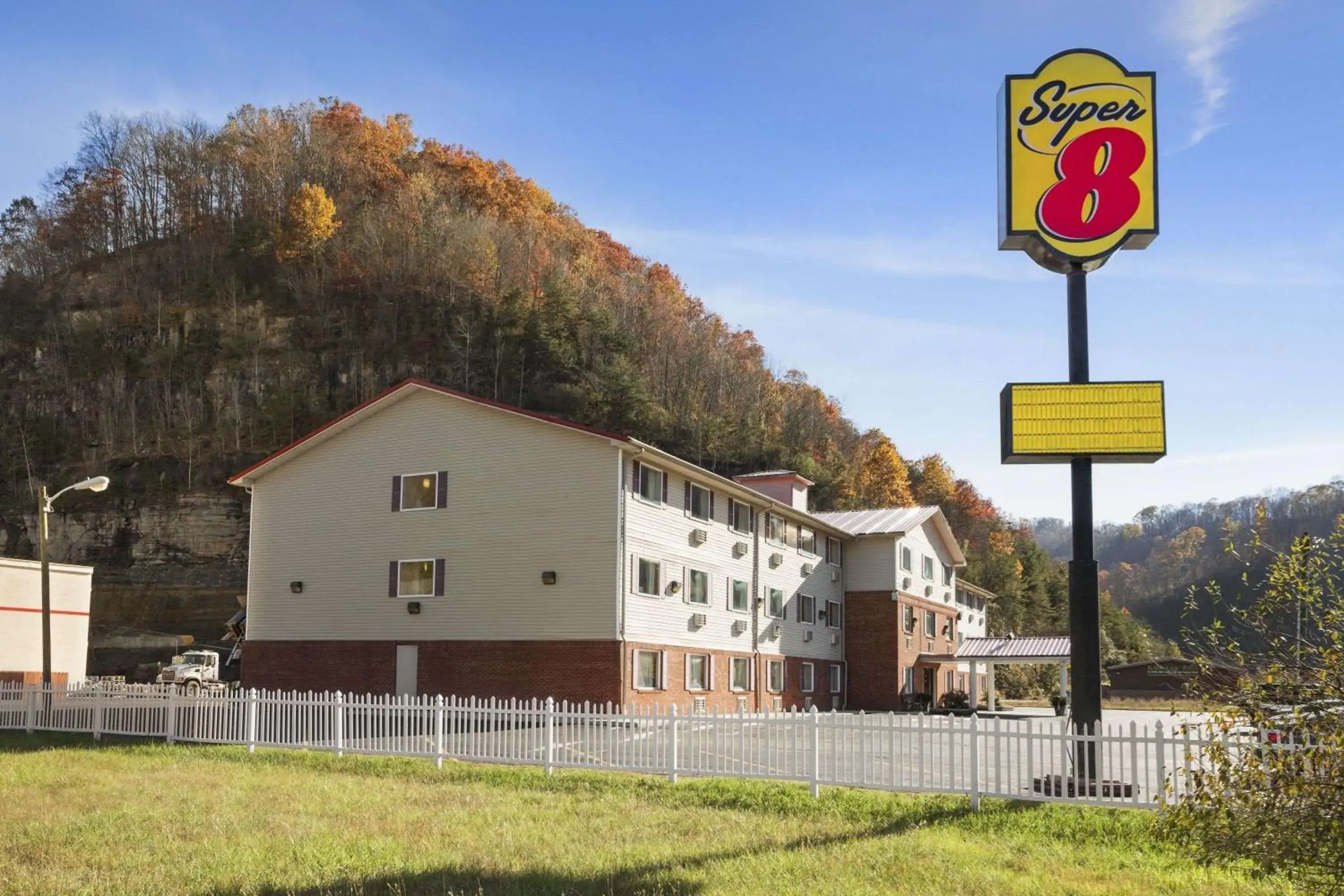 Property building in Super 8 by Wyndham Prestonsburg Property building in Super 8 by Wyndham Prestonsburg