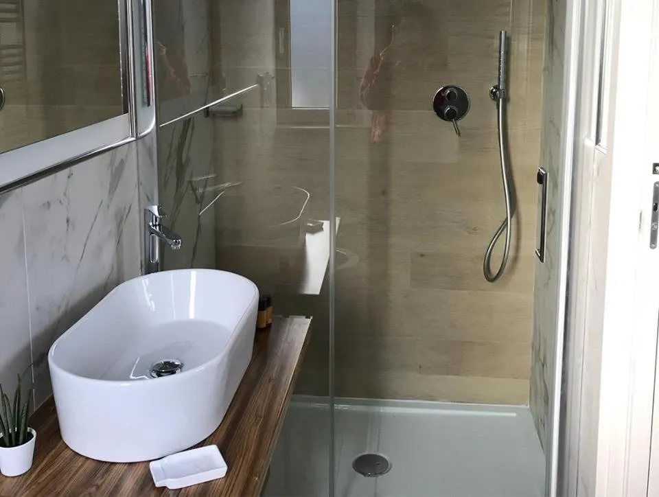 Shower in B&b Salsedine