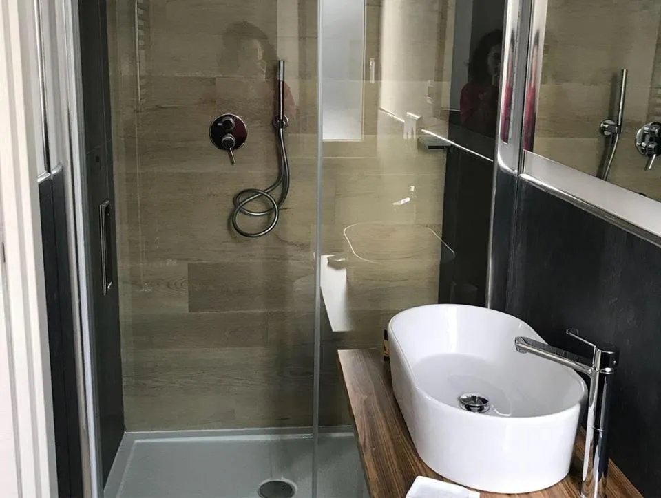 Shower in B&b Salsedine