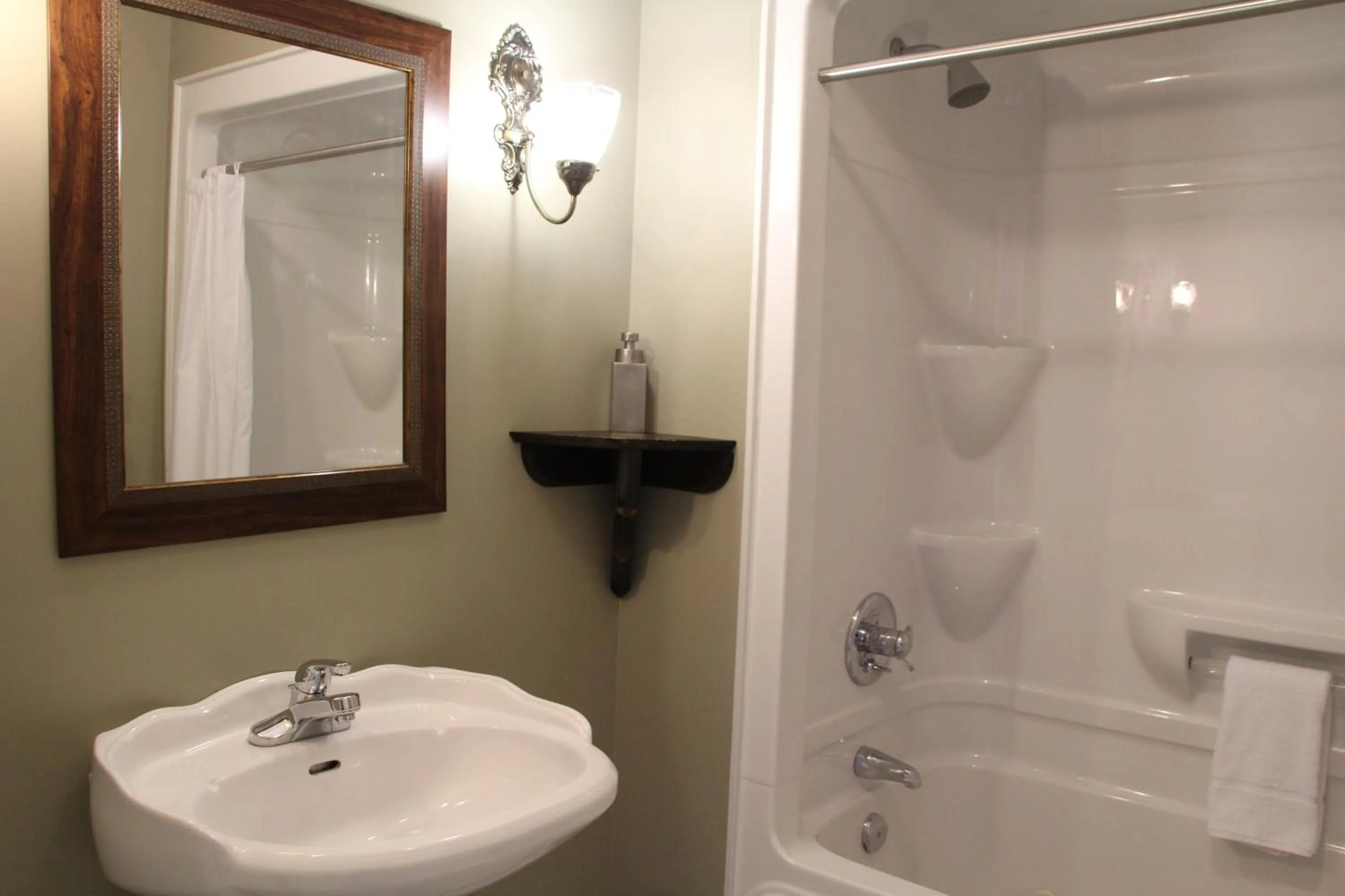 Bathroom in Lynwood Inn