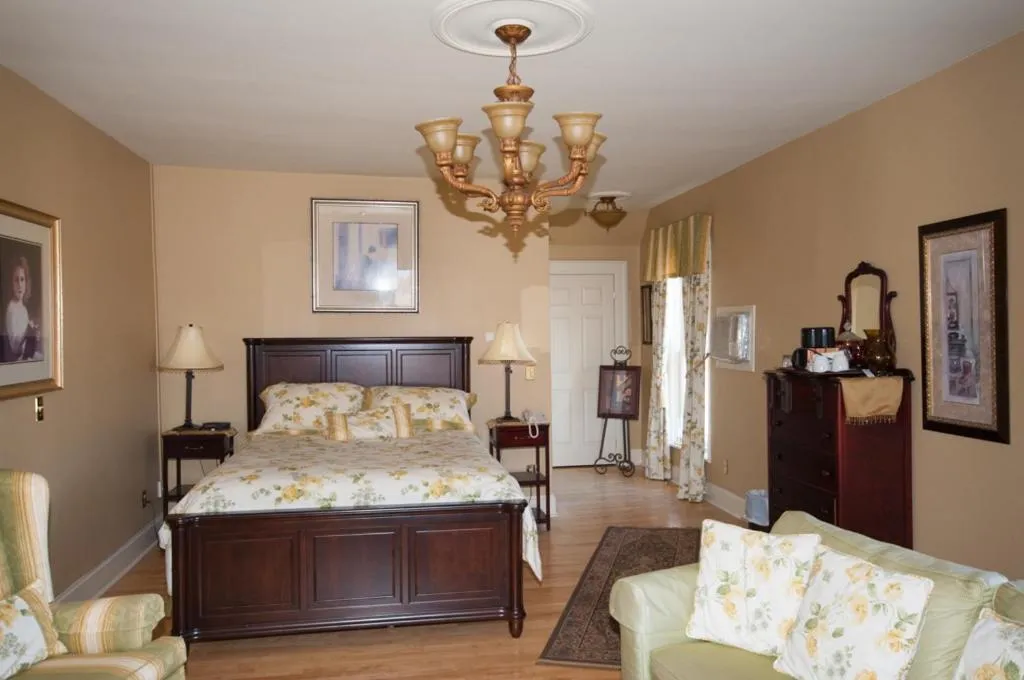 Photo of the whole room in Lynwood Inn